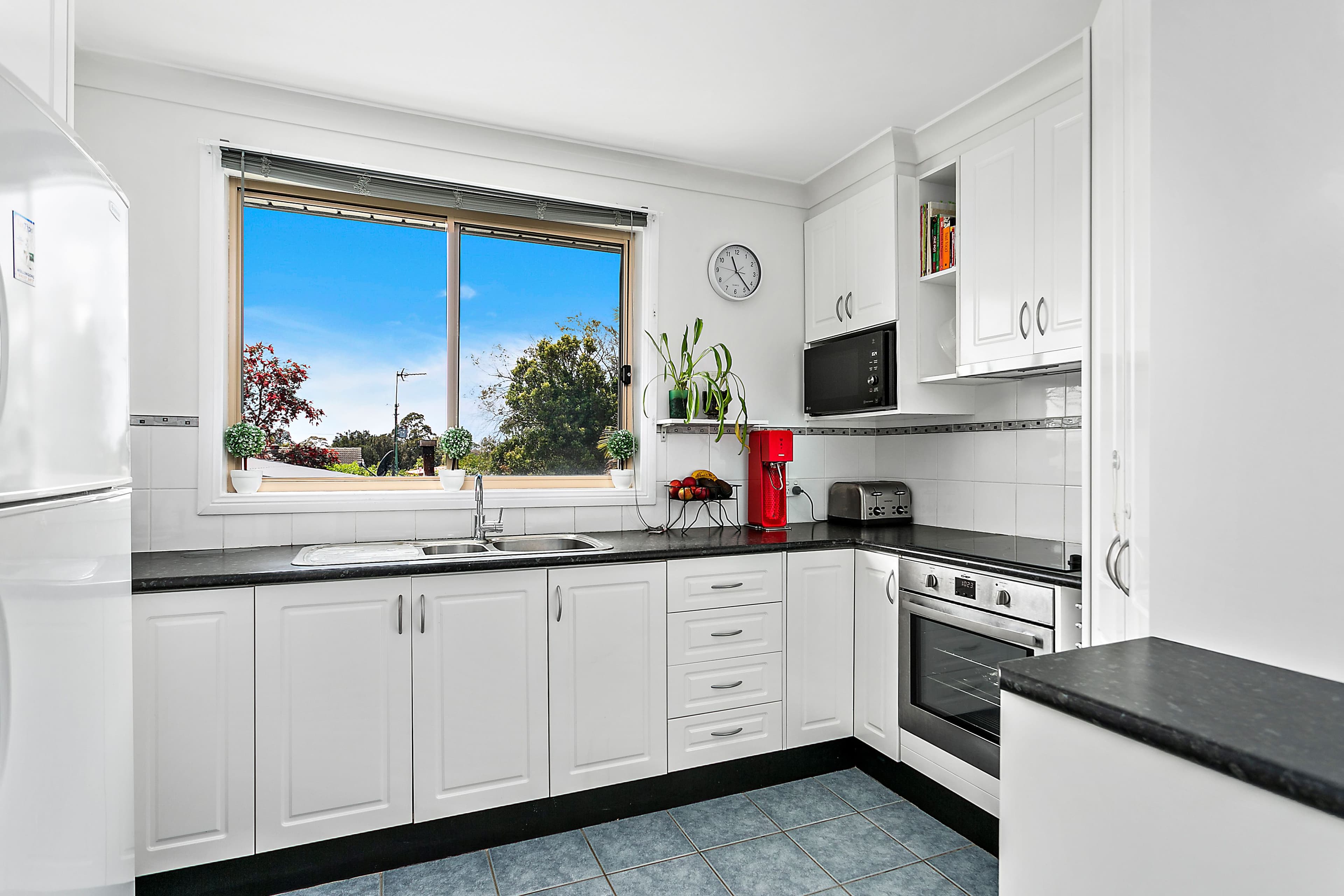 8 Jones Avenue, Mount Warrigal - Thumbnail 2