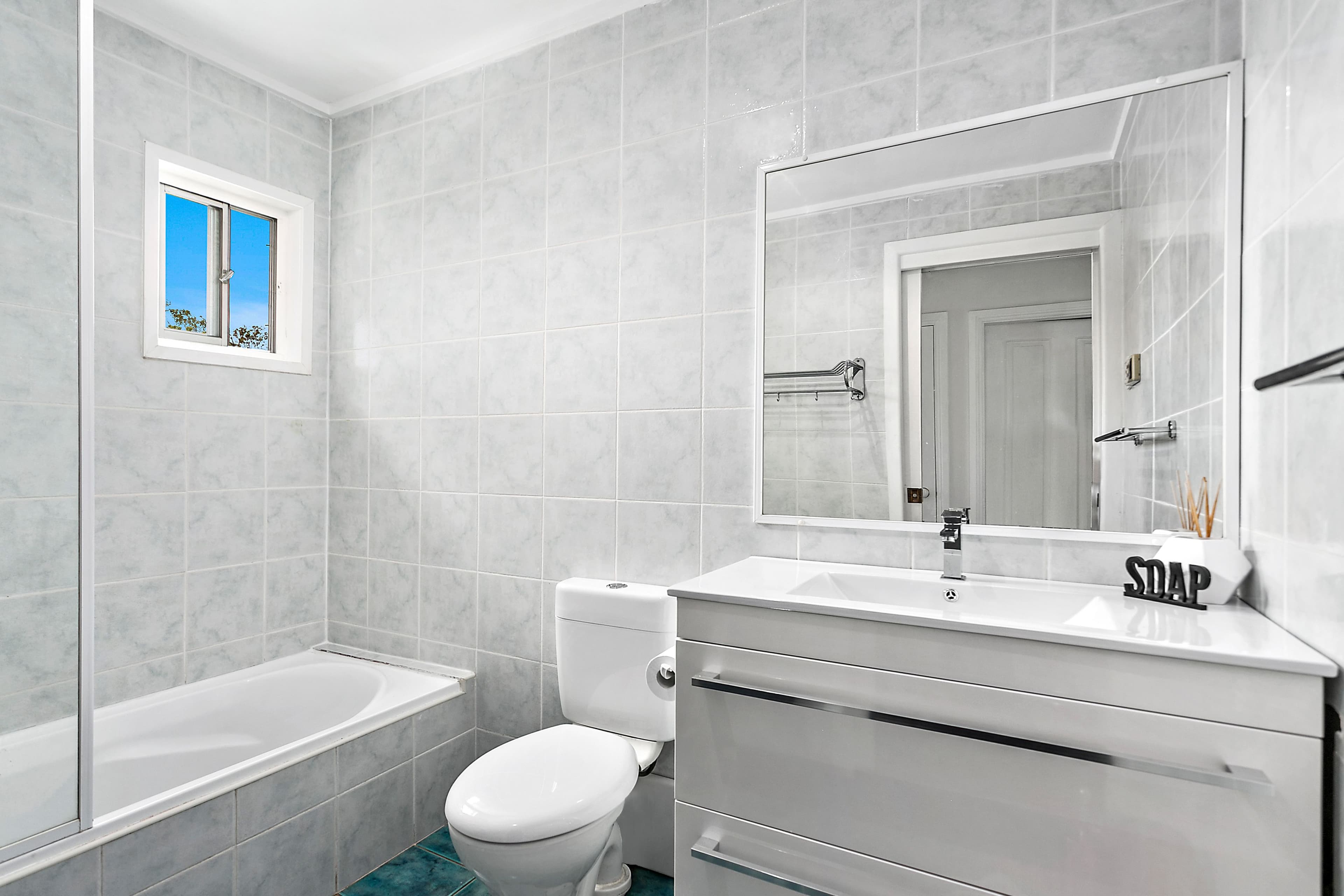 8 Jones Avenue, Mount Warrigal - Thumbnail 4