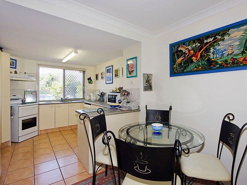 220 Christine Avenue, BURLEIGH WATERS QLD 4220, Burleigh Waters - Thumbnail 4
