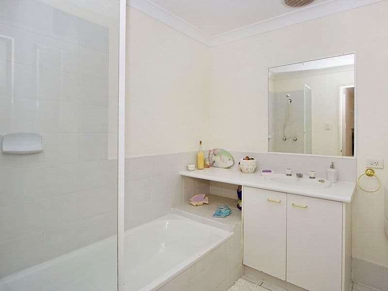 220 Christine Avenue, BURLEIGH WATERS QLD 4220, Burleigh Waters - Thumbnail 8