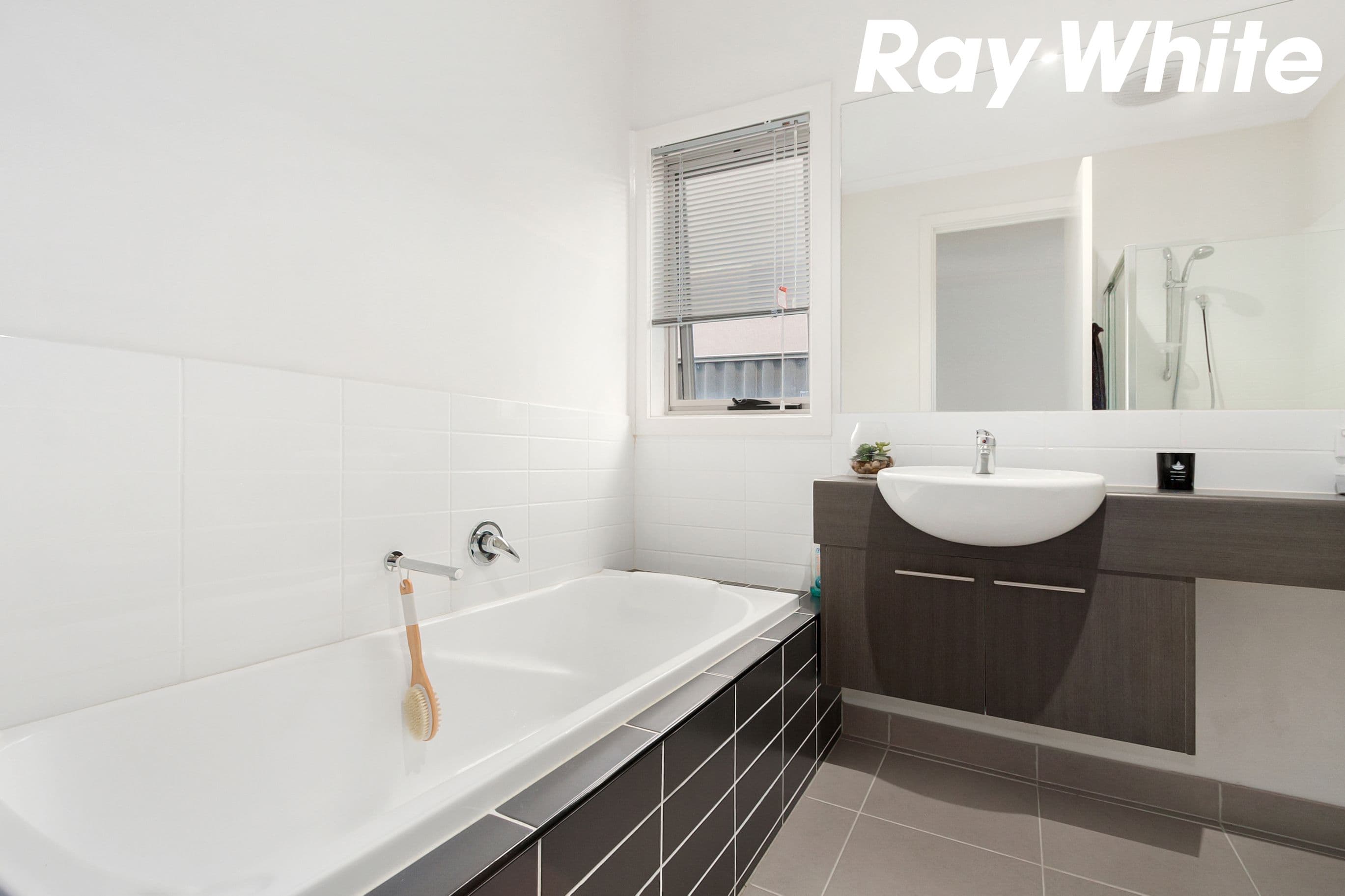 36 Edgeware Close, Pakenham VIC 3810, Pakenham - Thumbnail 3