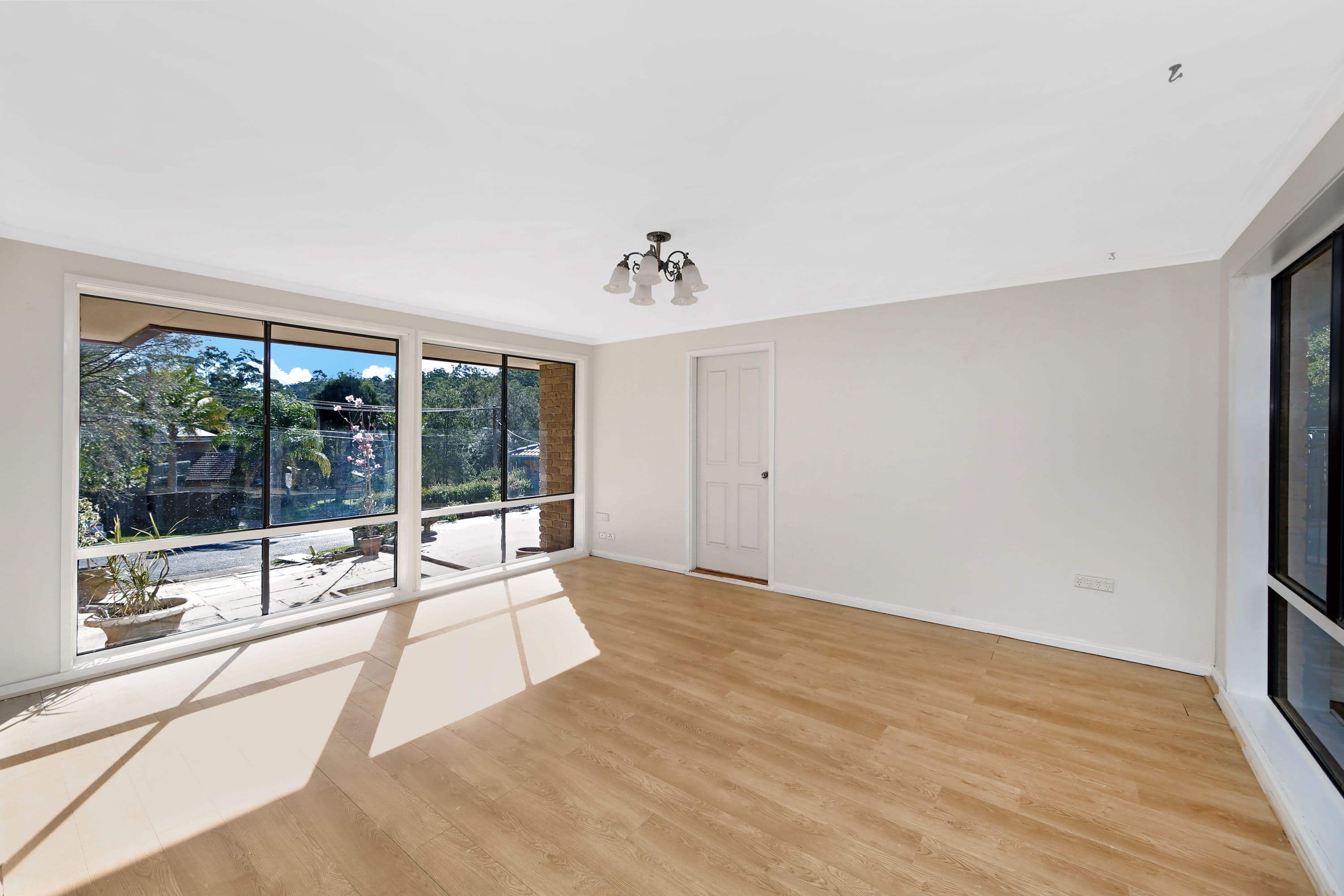 7 Hakea Close, Wyoming - Thumbnail 2