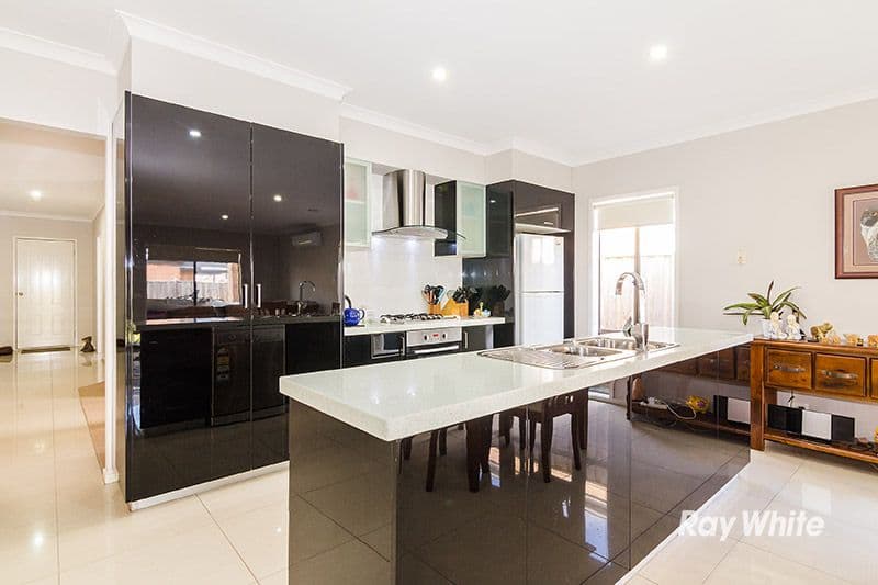 4 Sawgrass Way, Cranbourne West VIC 3977, Cranbourne West - Thumbnail 2
