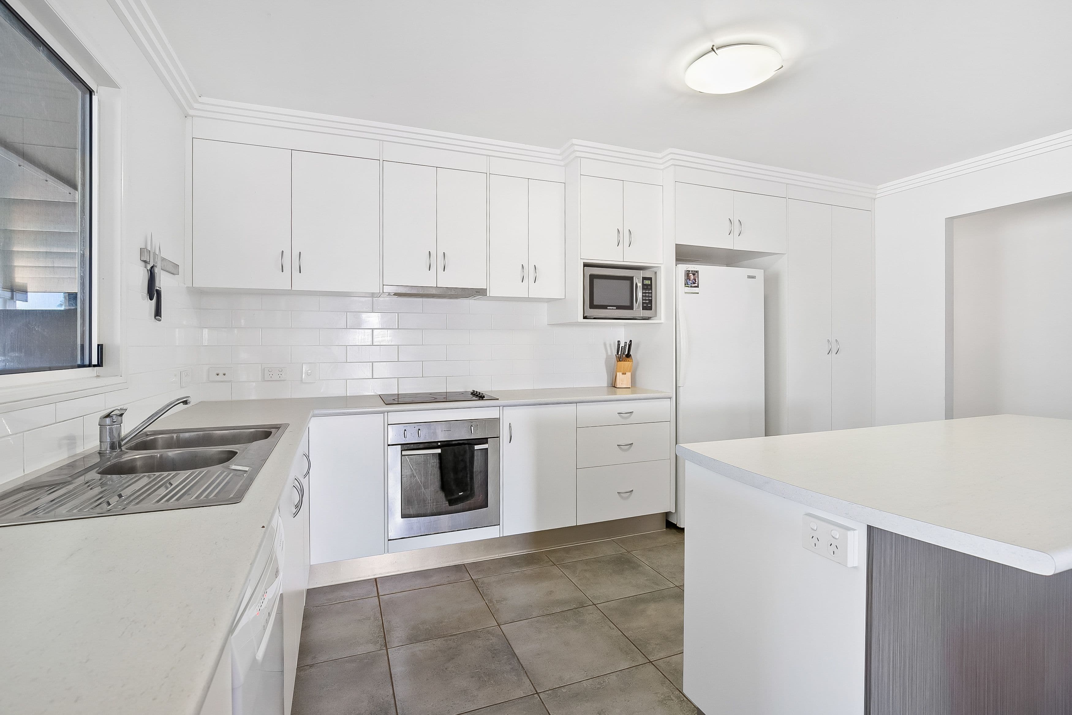 67 Canterbury Road, Emerald QLD 4720, Emerald - Thumbnail 3