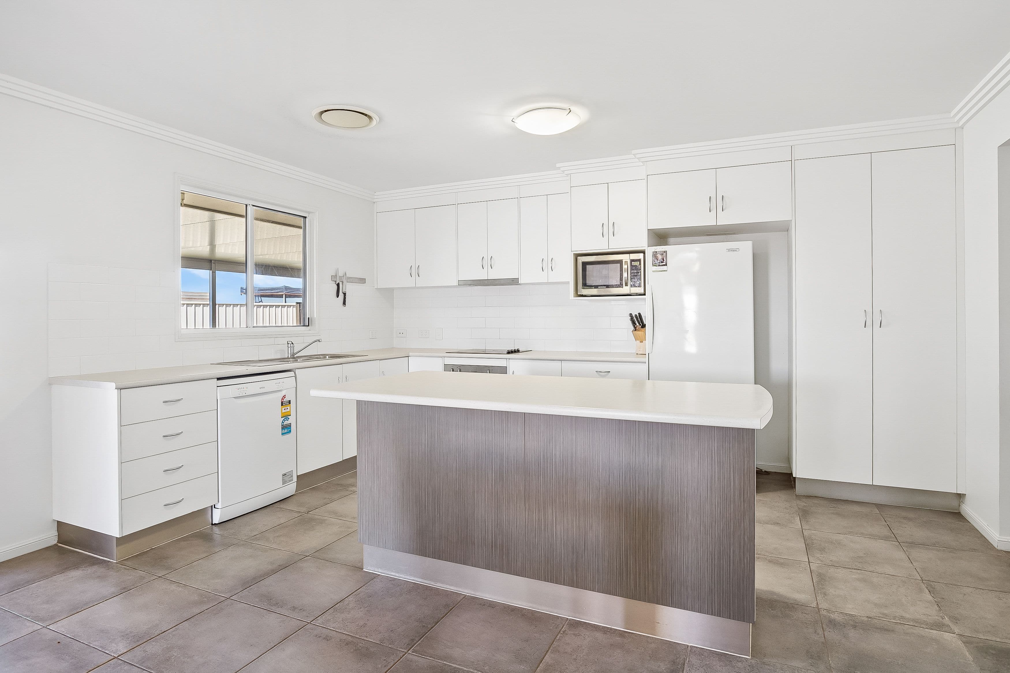 67 Canterbury Road, Emerald QLD 4720, Emerald - Thumbnail 4