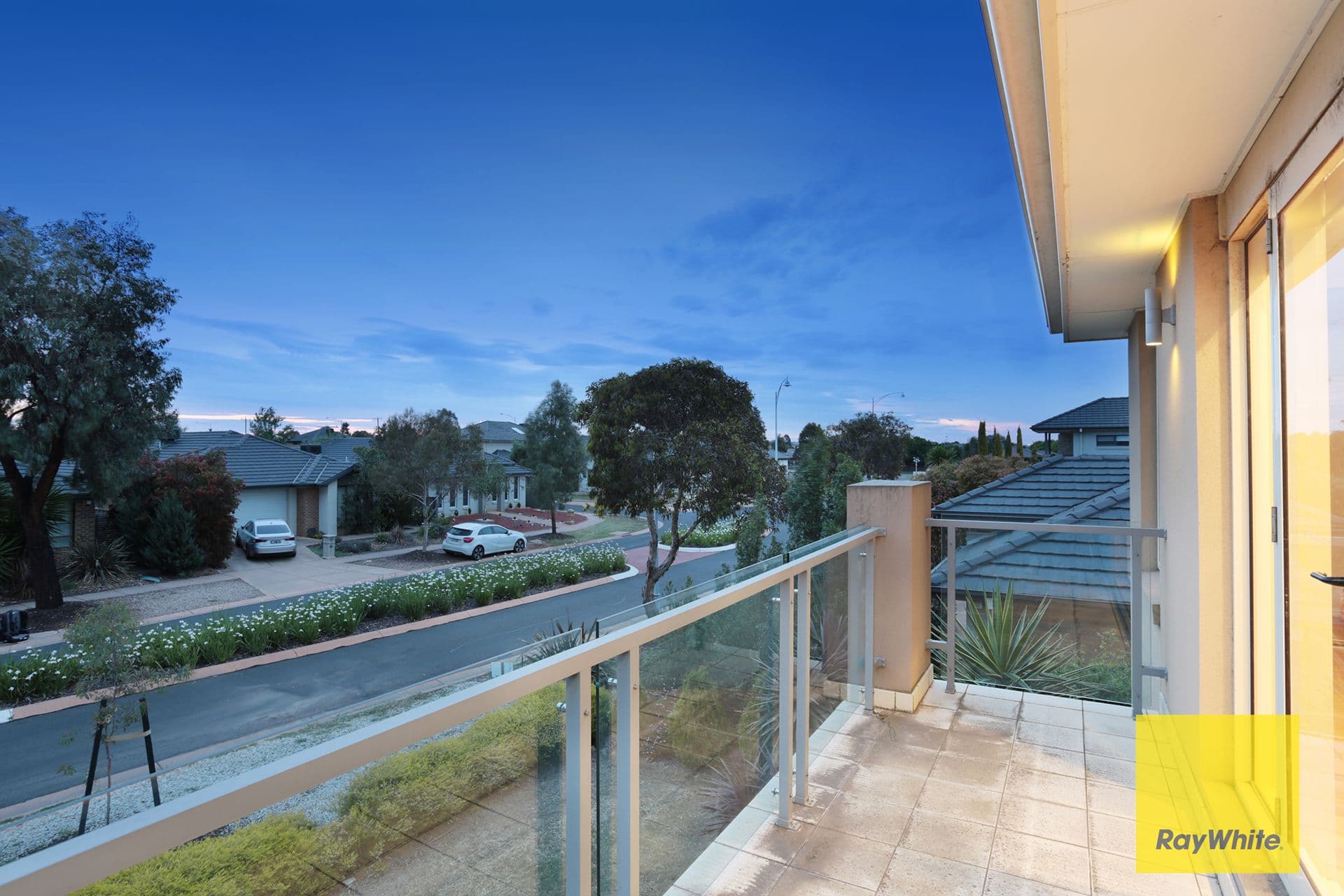 11 Middle Park Drive, Sanctuary Lakes VIC 3030, Sanctuary Lakes - Thumbnail 2