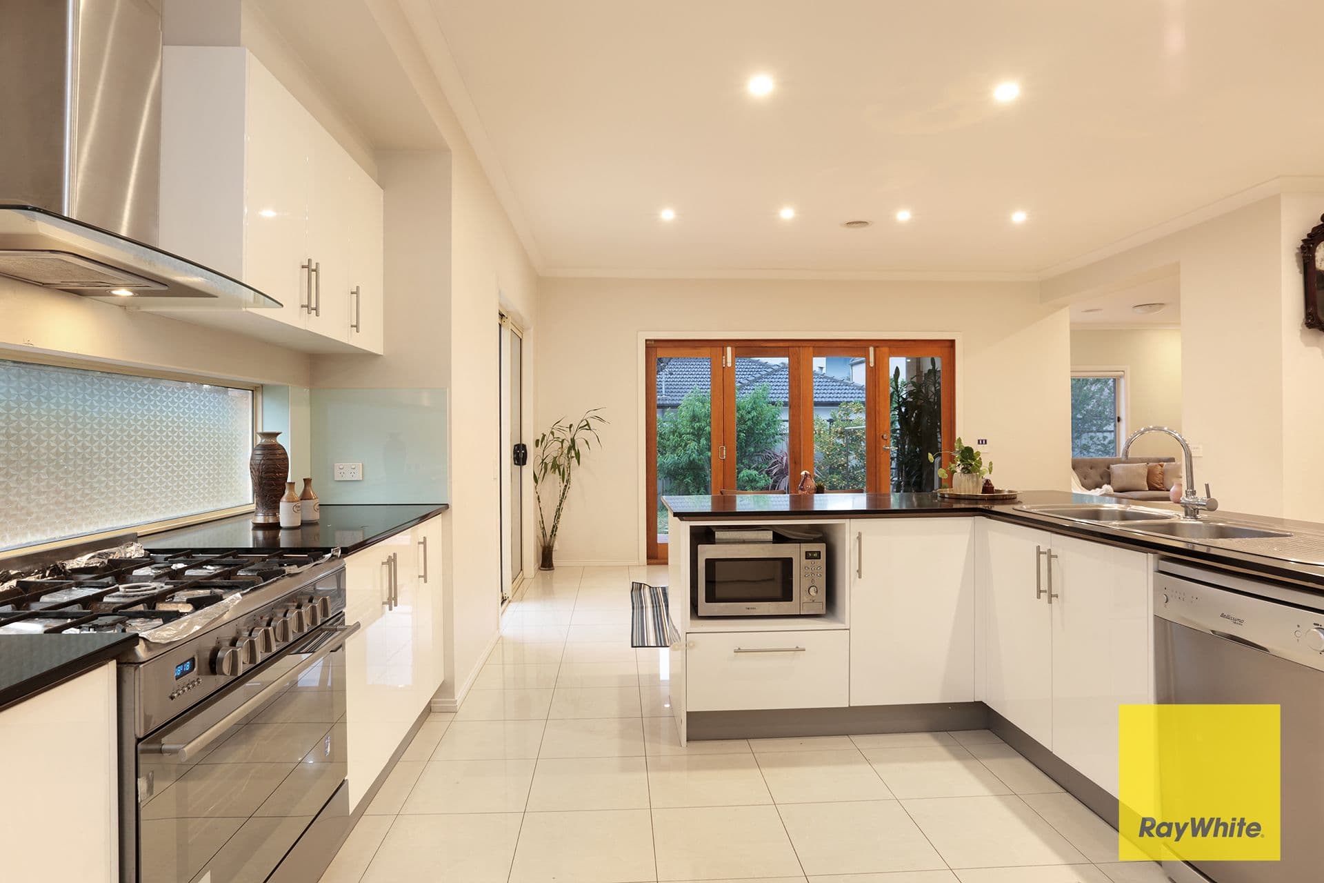 11 Middle Park Drive, Sanctuary Lakes VIC 3030, Sanctuary Lakes - Thumbnail 3