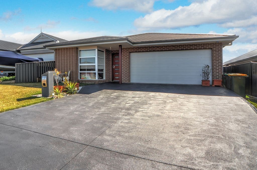 28 Flemmings Crescent, Horsley - Image 1