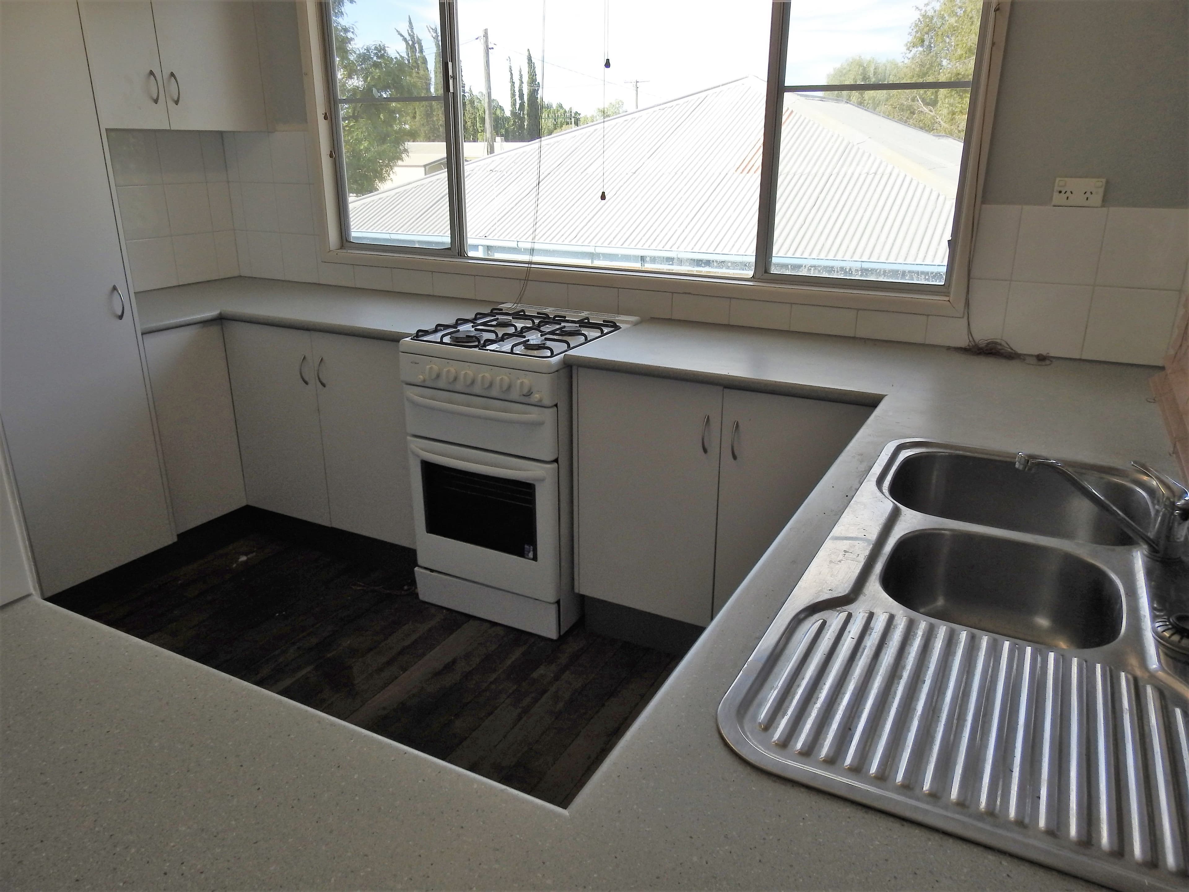 15 Robin Road, Longreach QLD 4730, Longreach - Thumbnail 2