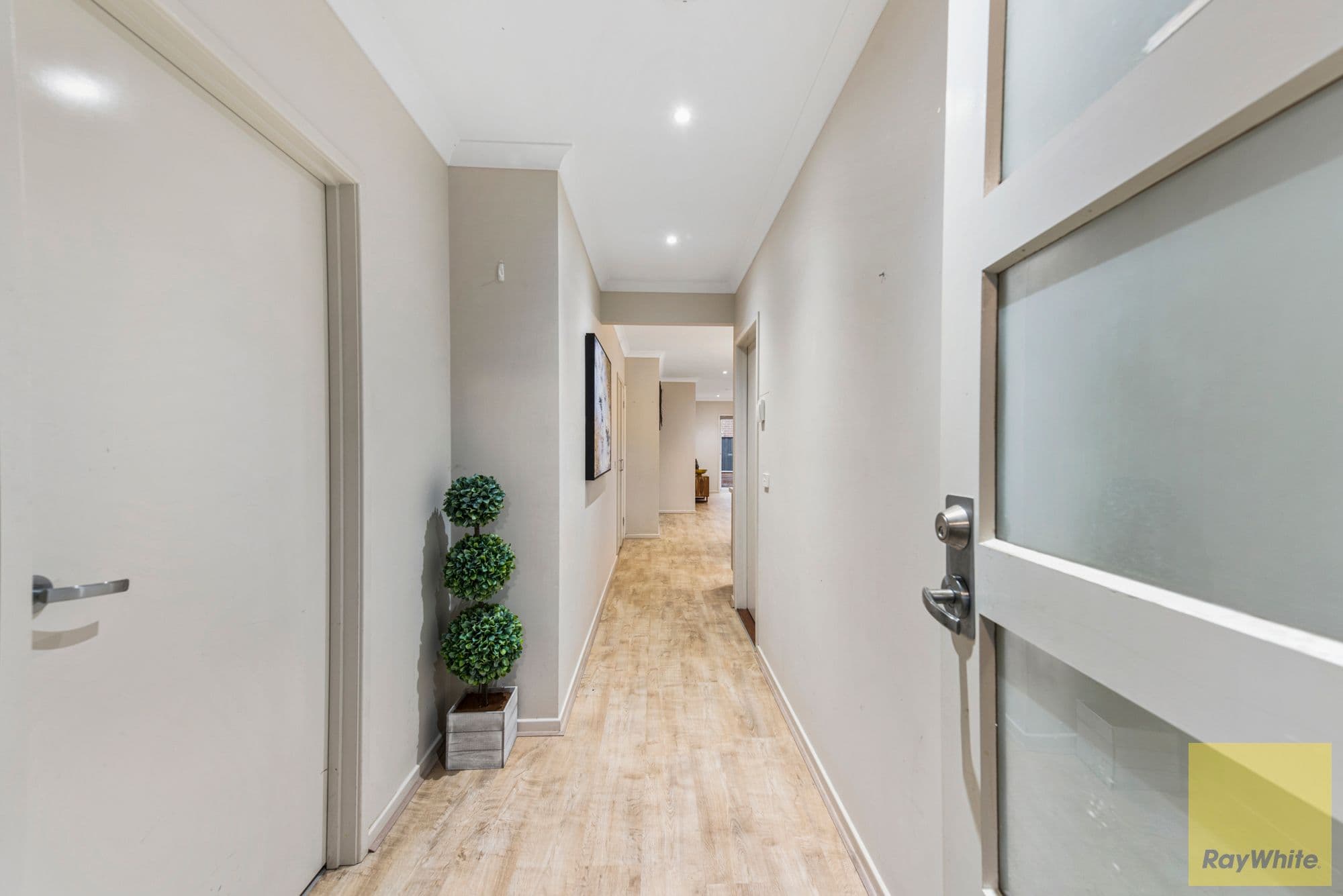 4 HILLCREST Parade, Tarneit VIC 3029, Tarneit - Thumbnail 3