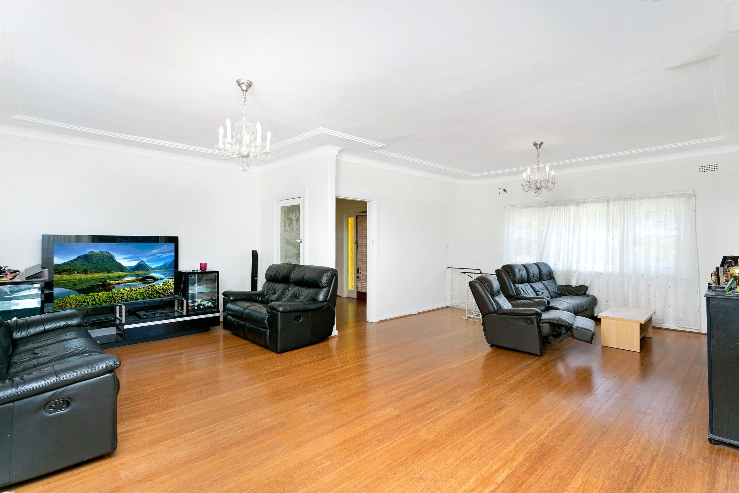 10 Benwerrin Avenue, Carss Park - Thumbnail 3