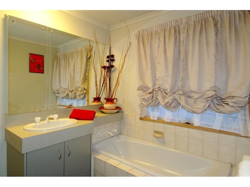 8 Golflinks Drive, MILL PARK VIC 3082, Mill Park - Thumbnail 7