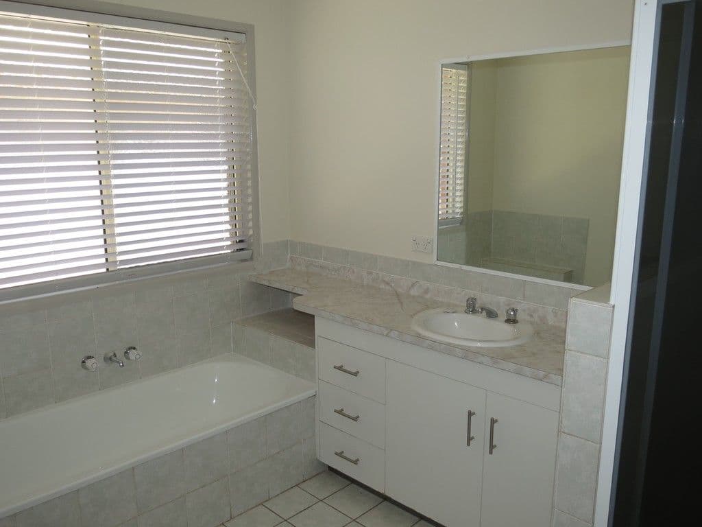 11 Statesman Drive, Emerald QLD 4720, Emerald - Thumbnail 7