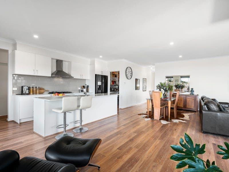 90 Retreat Crescent, Sunbury VIC 3429, Sunbury - Thumbnail 2