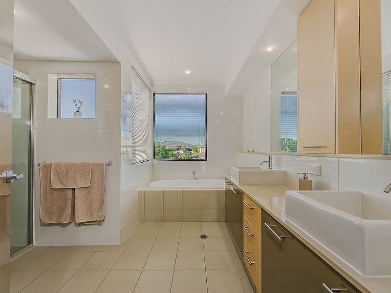 6093 Lugano Drive, HOPE ISLAND QLD 4212, Hope Island - Thumbnail 5