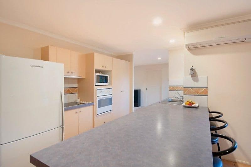 18 Lakeshore Drive, HELENSVALE QLD 4212, Helensvale - Thumbnail 7