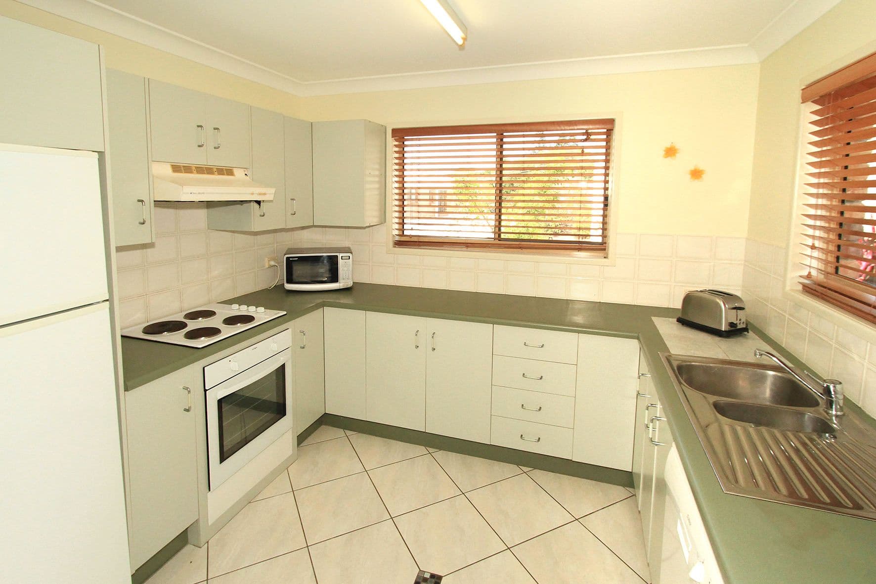 Unit 3, 2 Marlin Street, YEPPOON QLD 4703, Yeppoon - Thumbnail 3