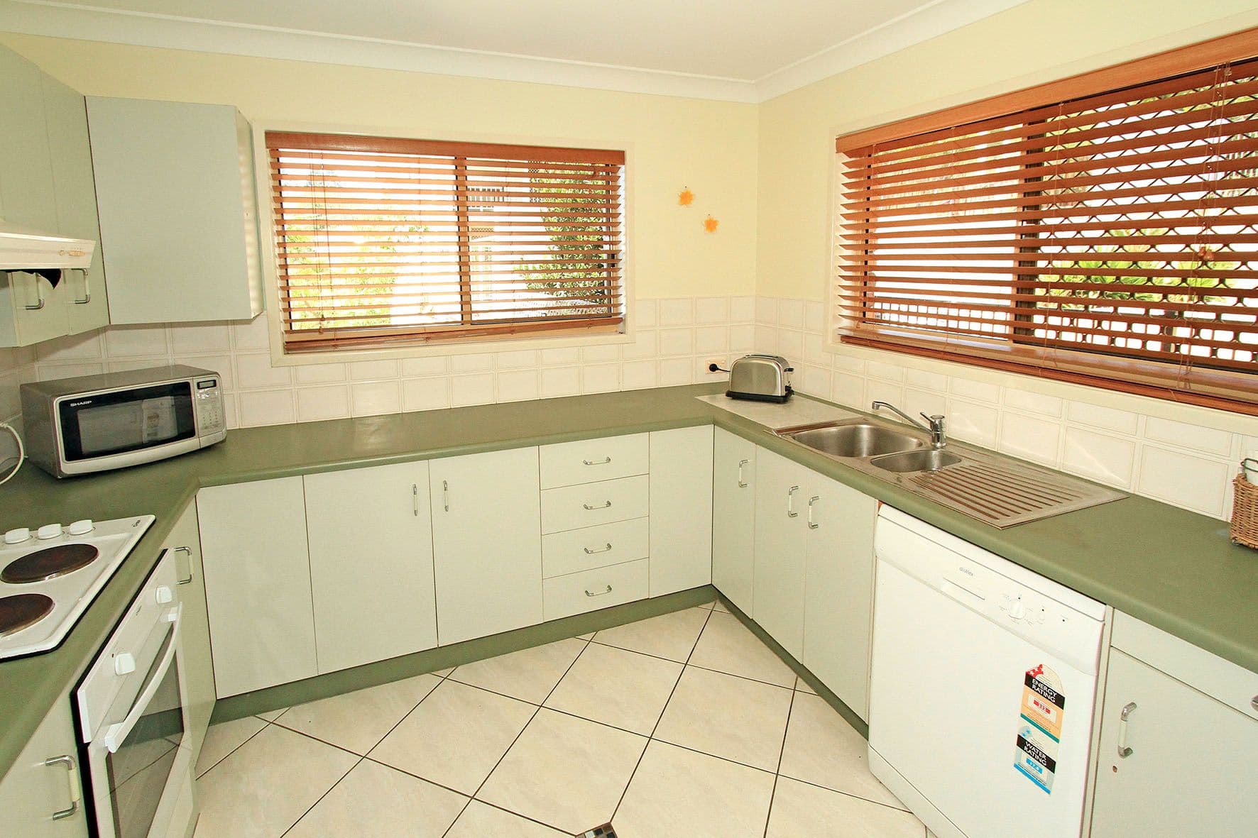 Unit 3, 2 Marlin Street, YEPPOON QLD 4703, Yeppoon - Thumbnail 4