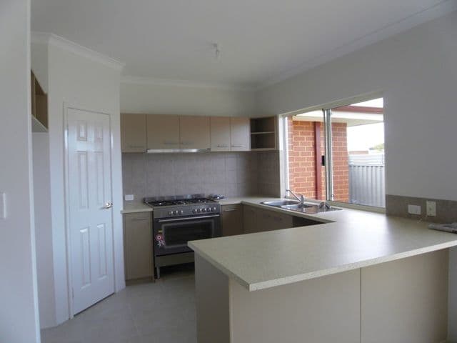 15 Jefferson Way, PIARA WATERS WA 6112, Piara Waters - Thumbnail 2