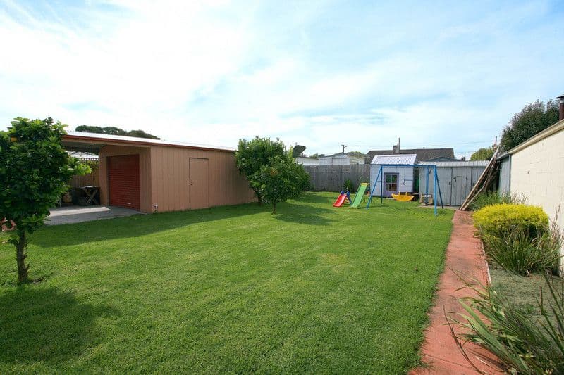4 Stenocarpus Drive, DOVETON VIC 3177, Doveton - Thumbnail 2