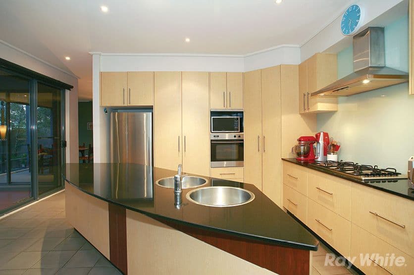10 Deirdre Street, Glen Waverley VIC 3150, Glen Waverley - Thumbnail 2