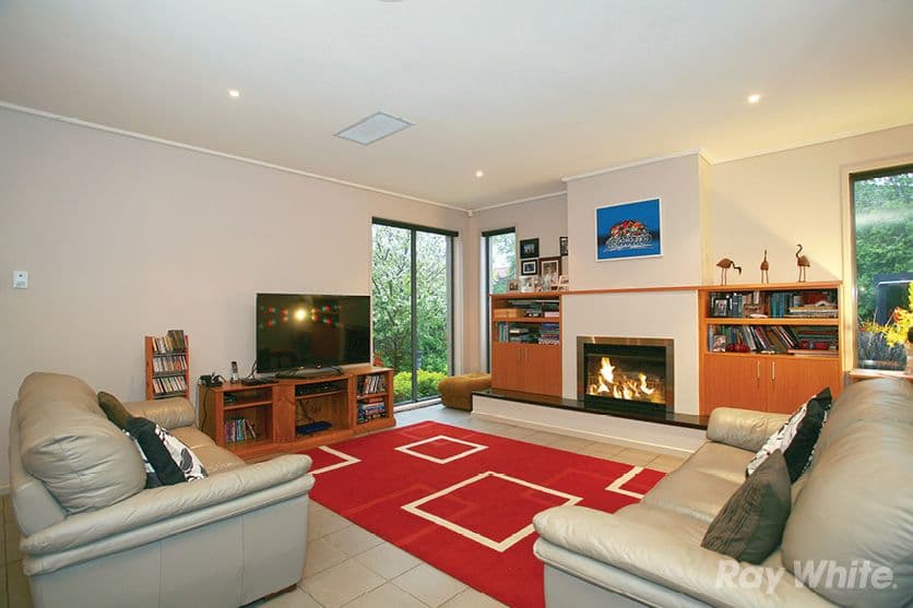 10 Deirdre Street, Glen Waverley VIC 3150, Glen Waverley - Thumbnail 3