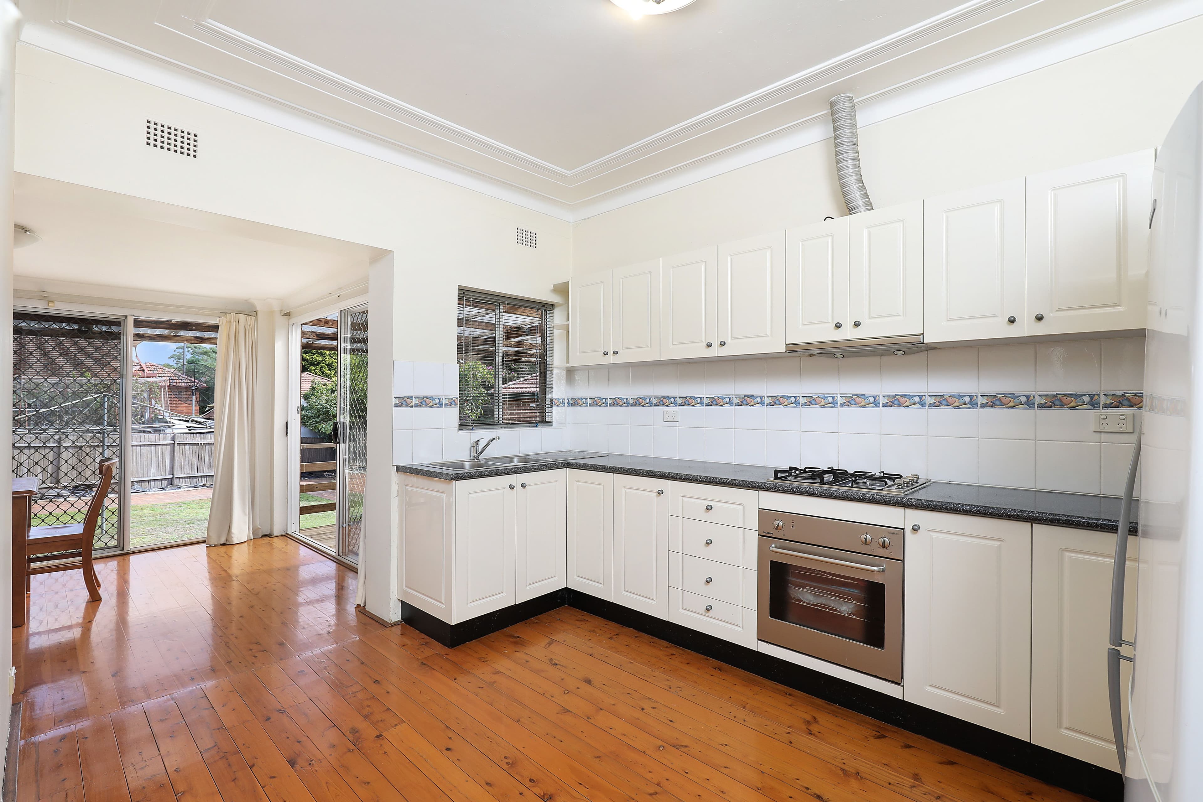 24 Raeburn Avenue, Castlecrag - Thumbnail 4