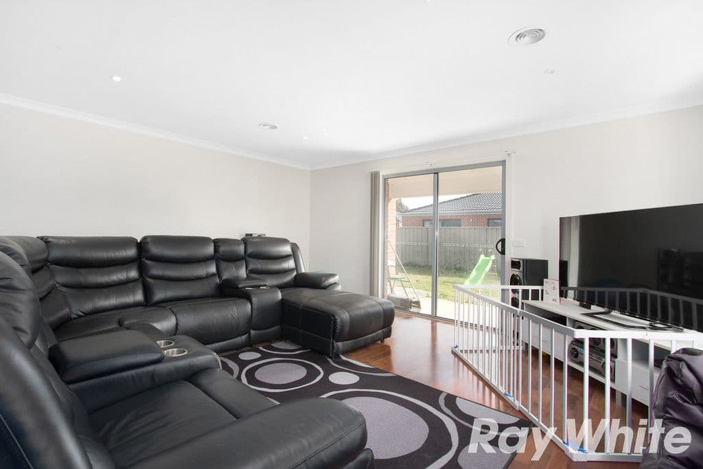 15 Arrow Road, Cranbourne East VIC 3977, Cranbourne East - Thumbnail 3