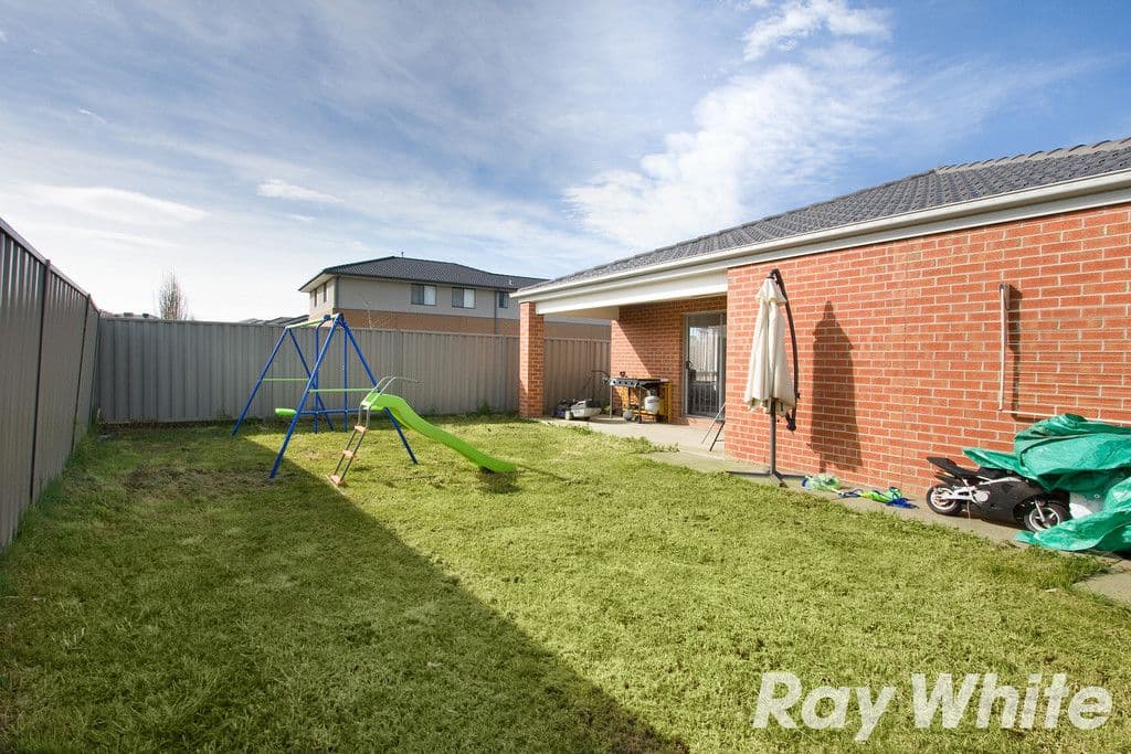15 Arrow Road, Cranbourne East VIC 3977, Cranbourne East - Thumbnail 4
