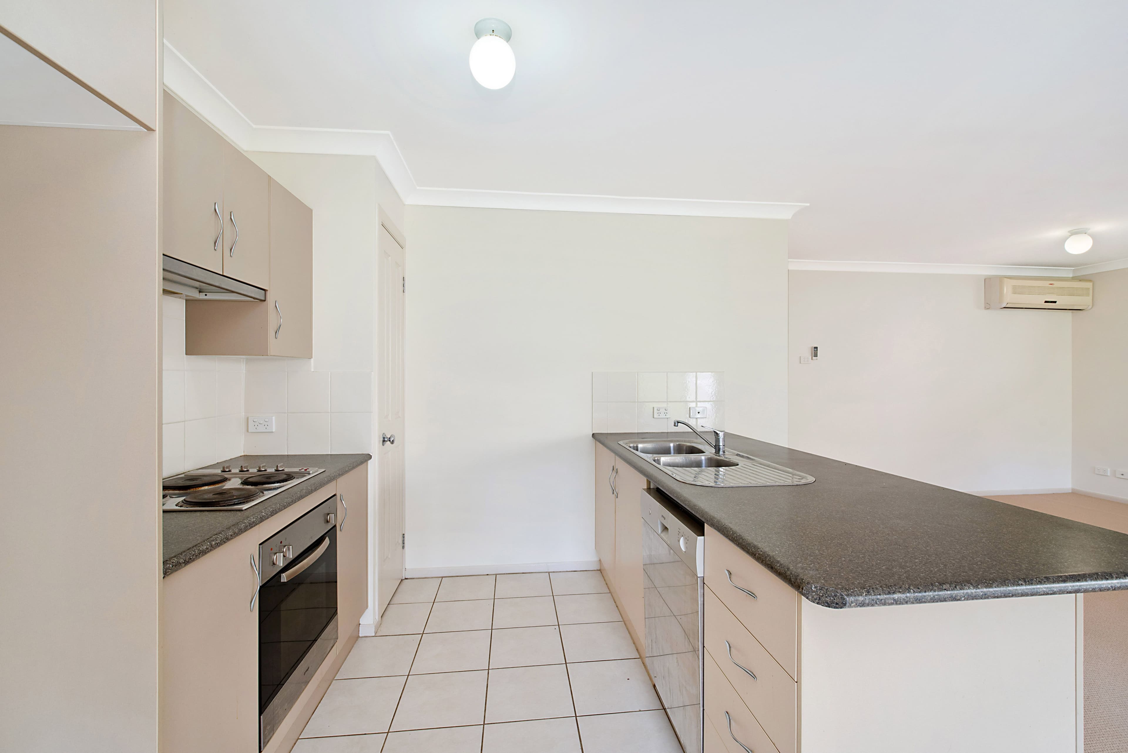 87 Clayton Crescent, Rutherford - Thumbnail 2