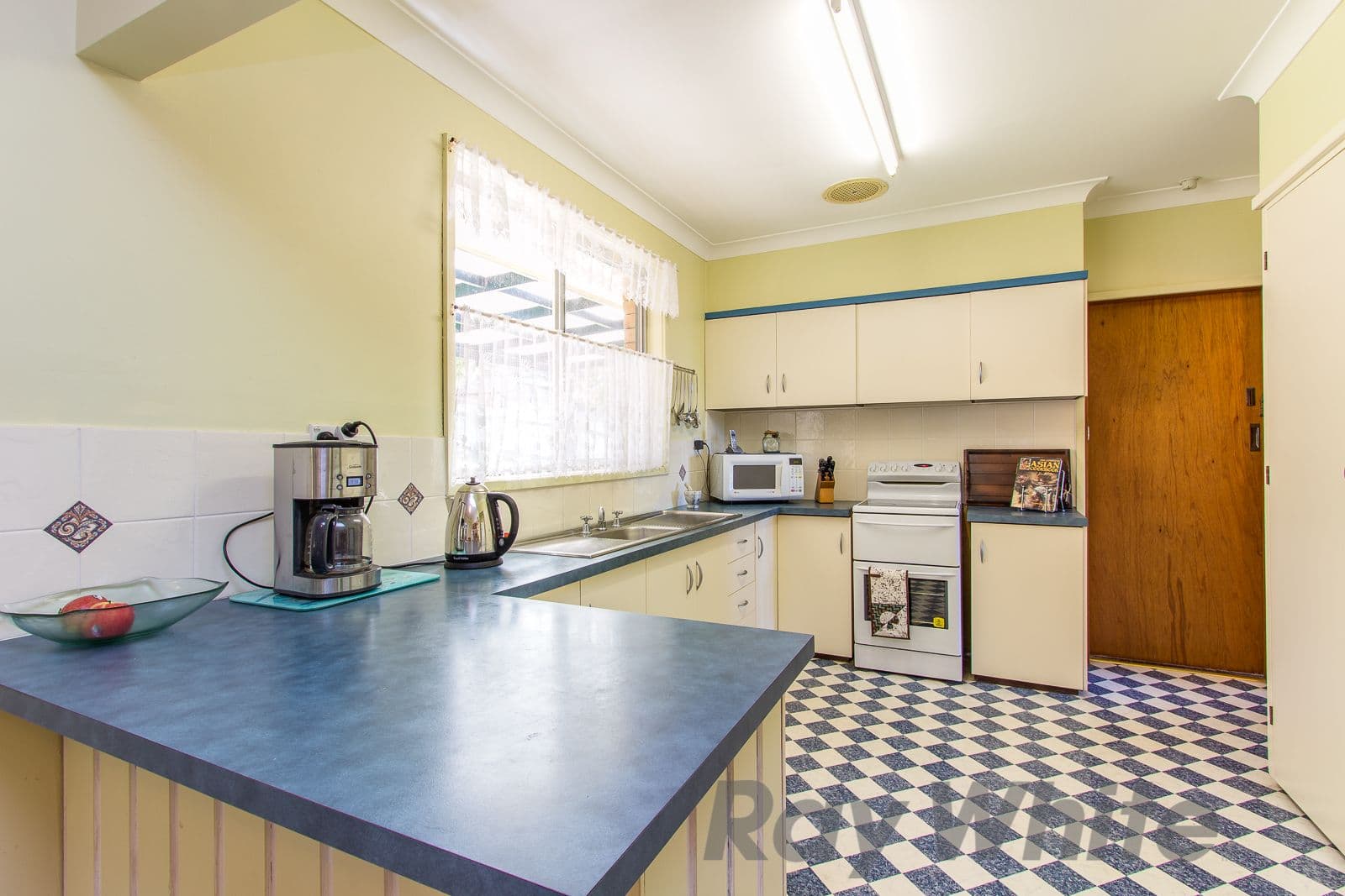 10 Stafford Close, Charlestown - Thumbnail 3