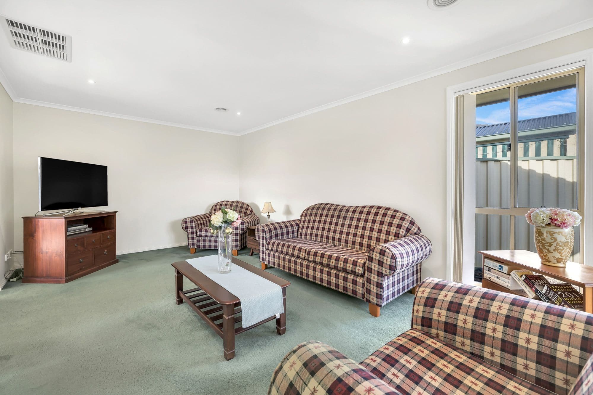 39 Songlark Crescent, Werribee VIC 3030, Werribee - Thumbnail 2