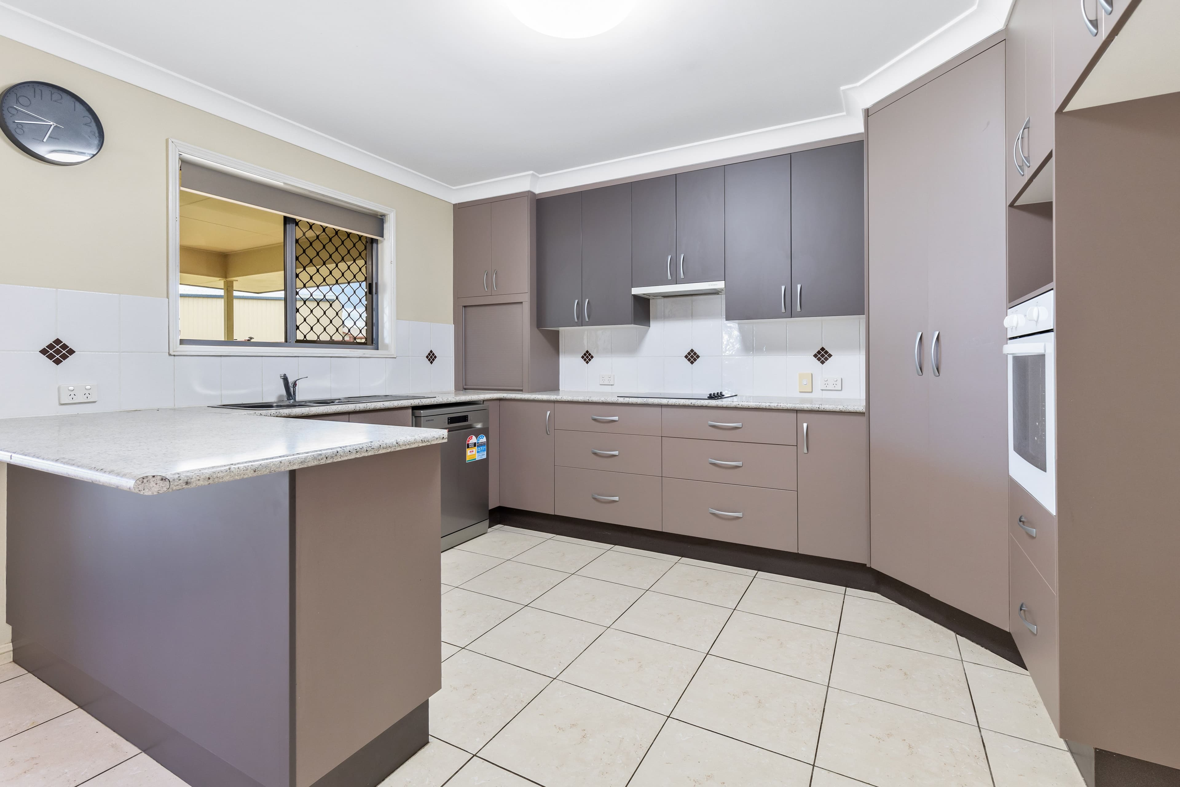 39 Park Avenue, Emerald QLD 4720, Emerald - Thumbnail 3