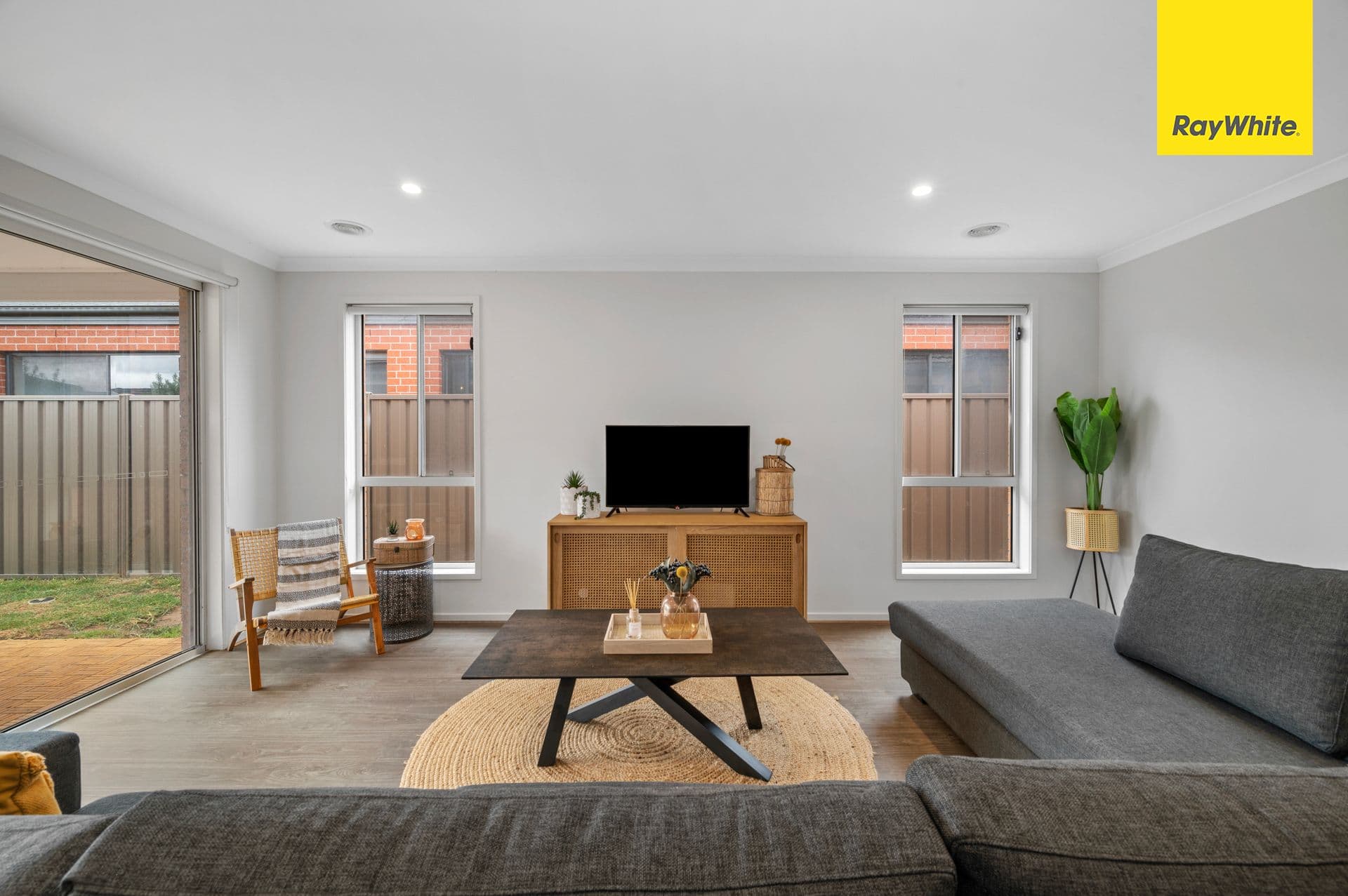 33 Alabaster Avenue, COBBLEBANK VIC 3338, Cobblebank - Thumbnail 2