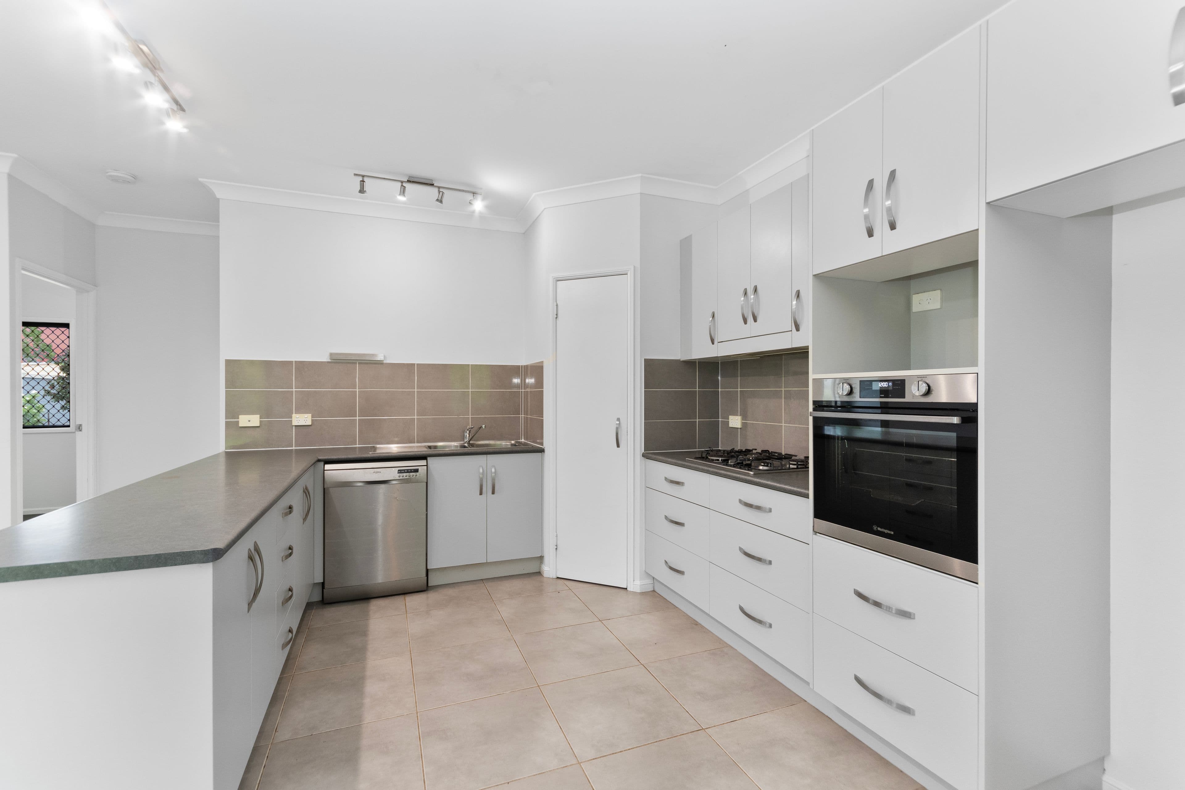 21 Blackview Avenue, Black River QLD 4818, Black River - Thumbnail 2