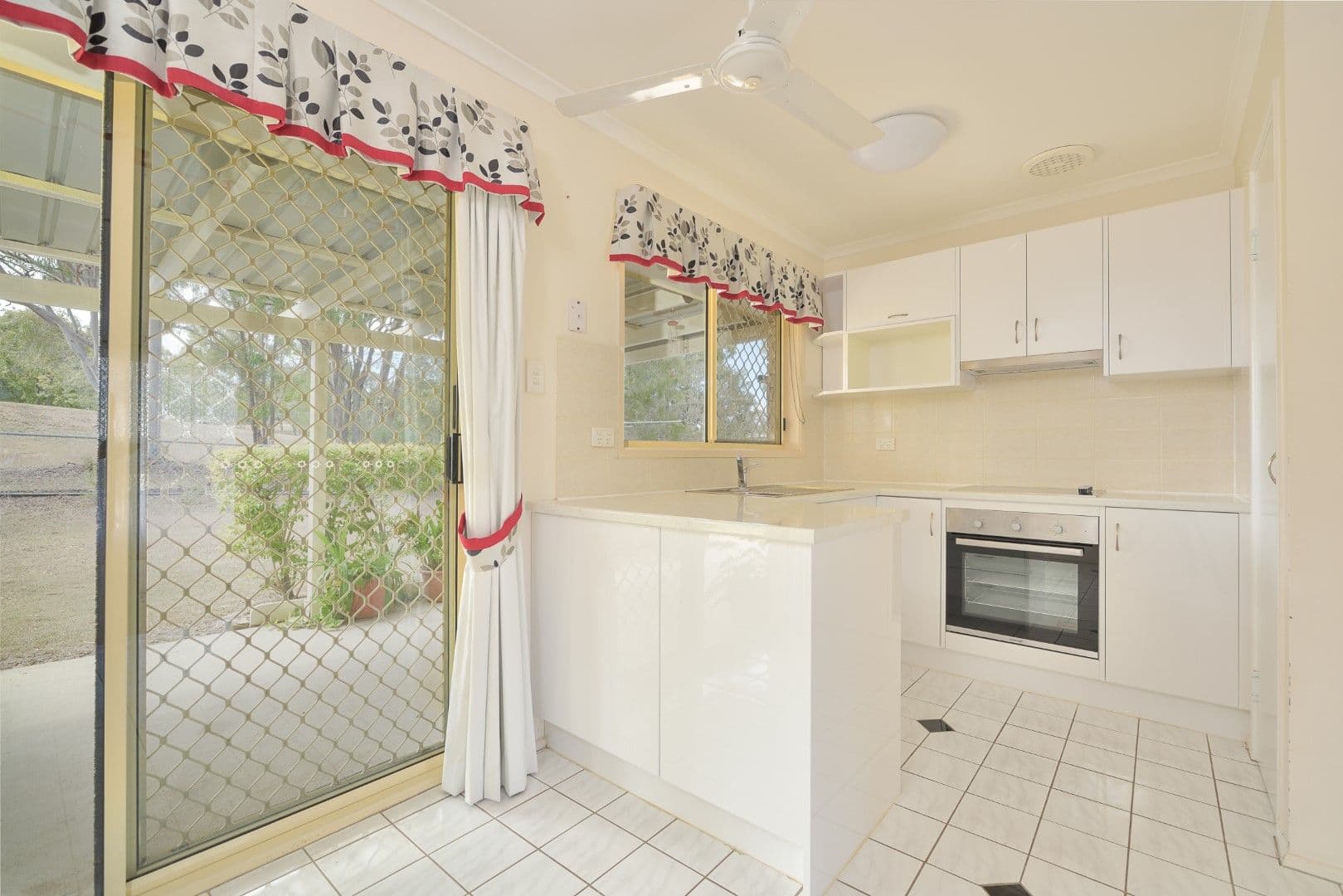49 Latrobe Street, Tannum Sands QLD 4680, Tannum Sands - Thumbnail 4