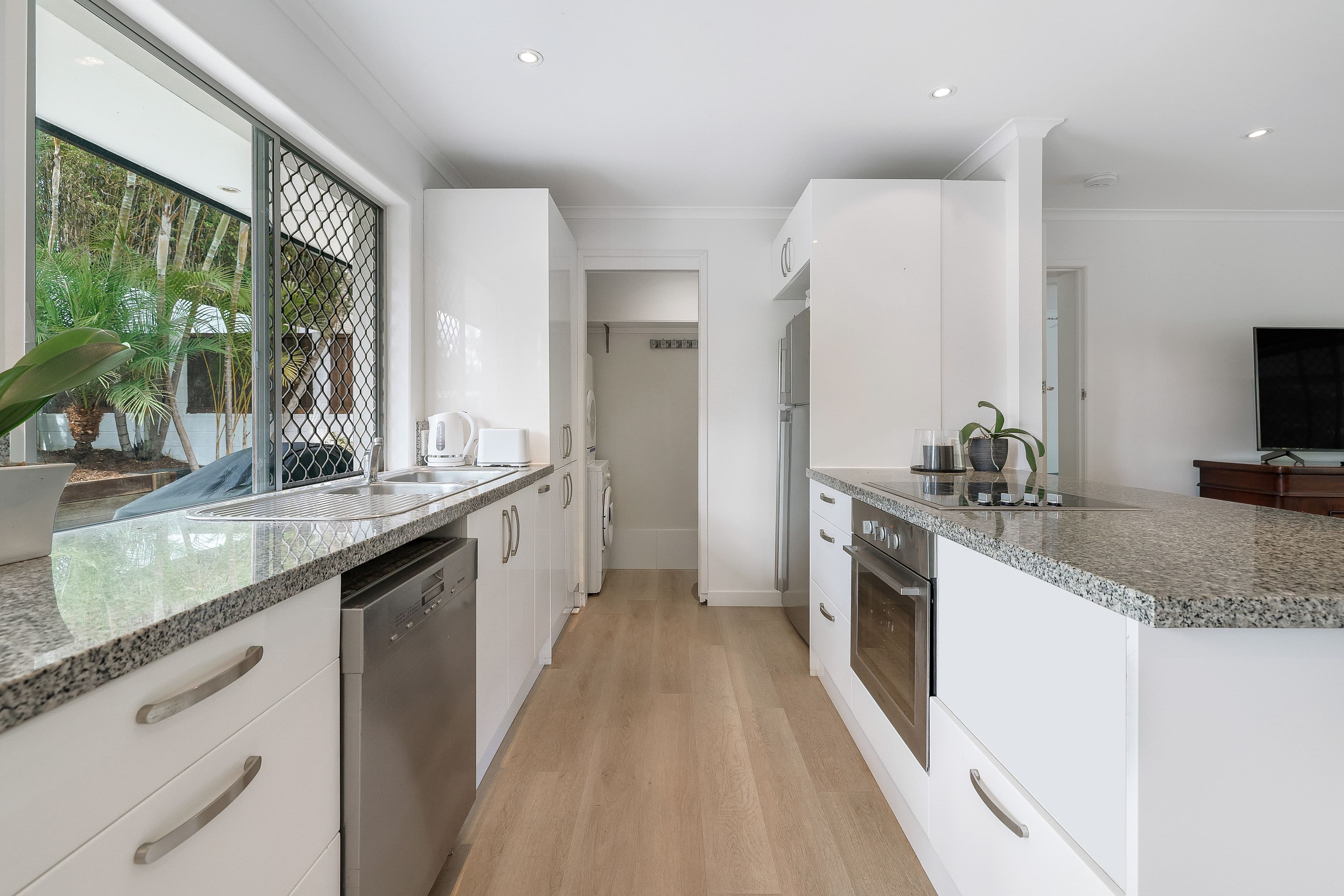 4 Grevillia Avenue, Southport QLD 4215, Southport - Thumbnail 7