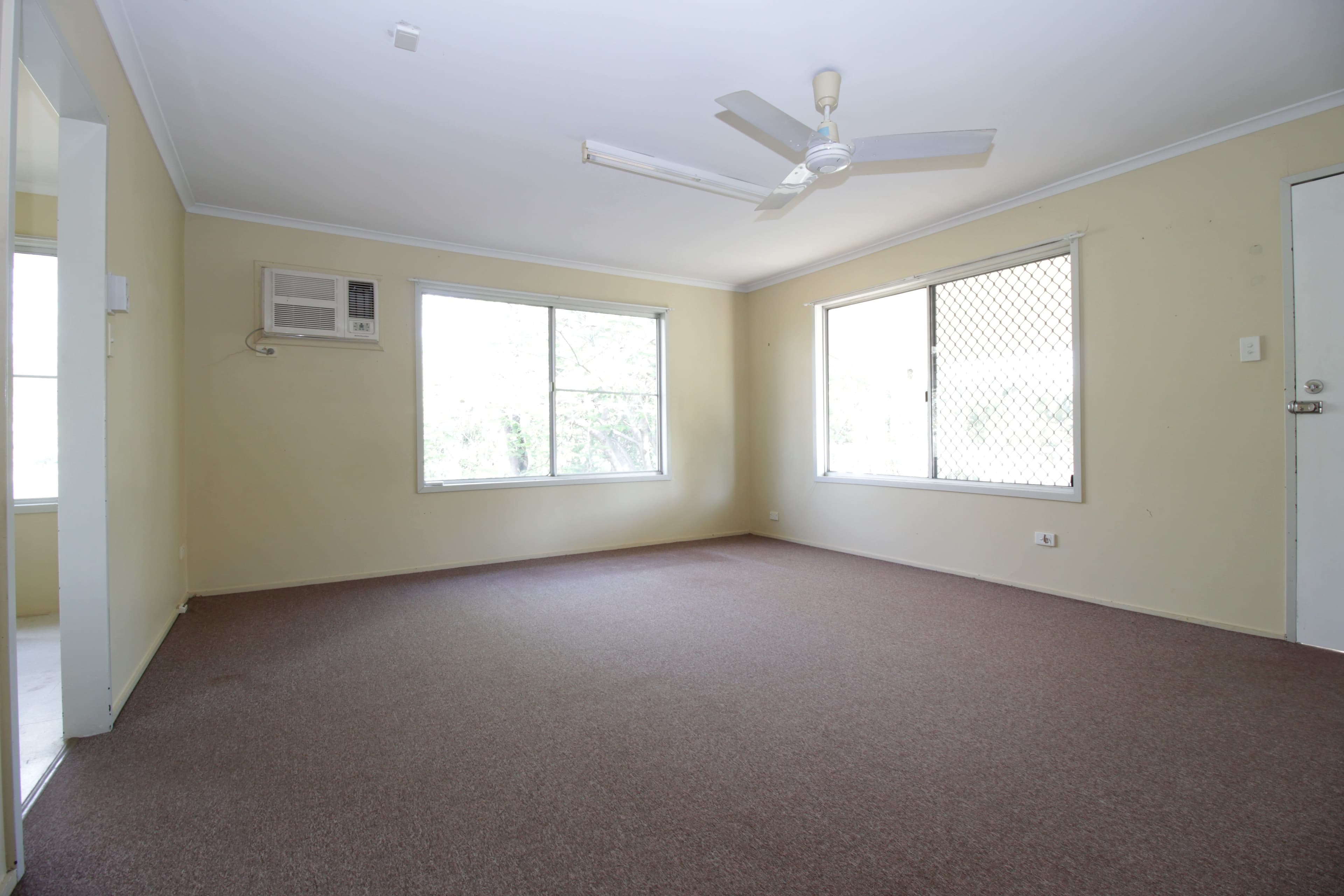 12 Barry Street, Emerald QLD 4720, Emerald - Thumbnail 2