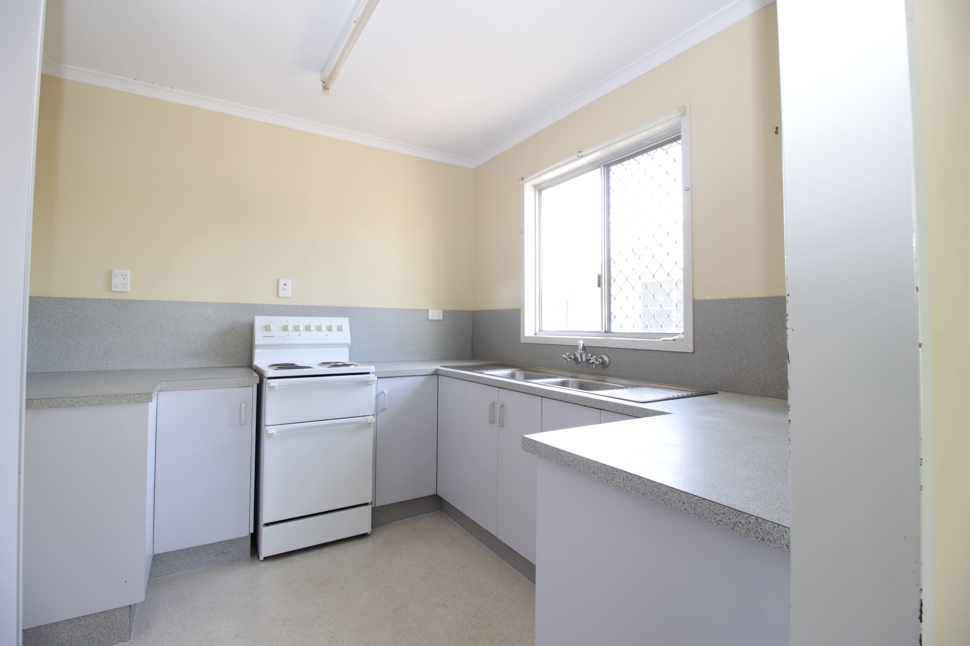 12 Barry Street, Emerald QLD 4720, Emerald - Thumbnail 4