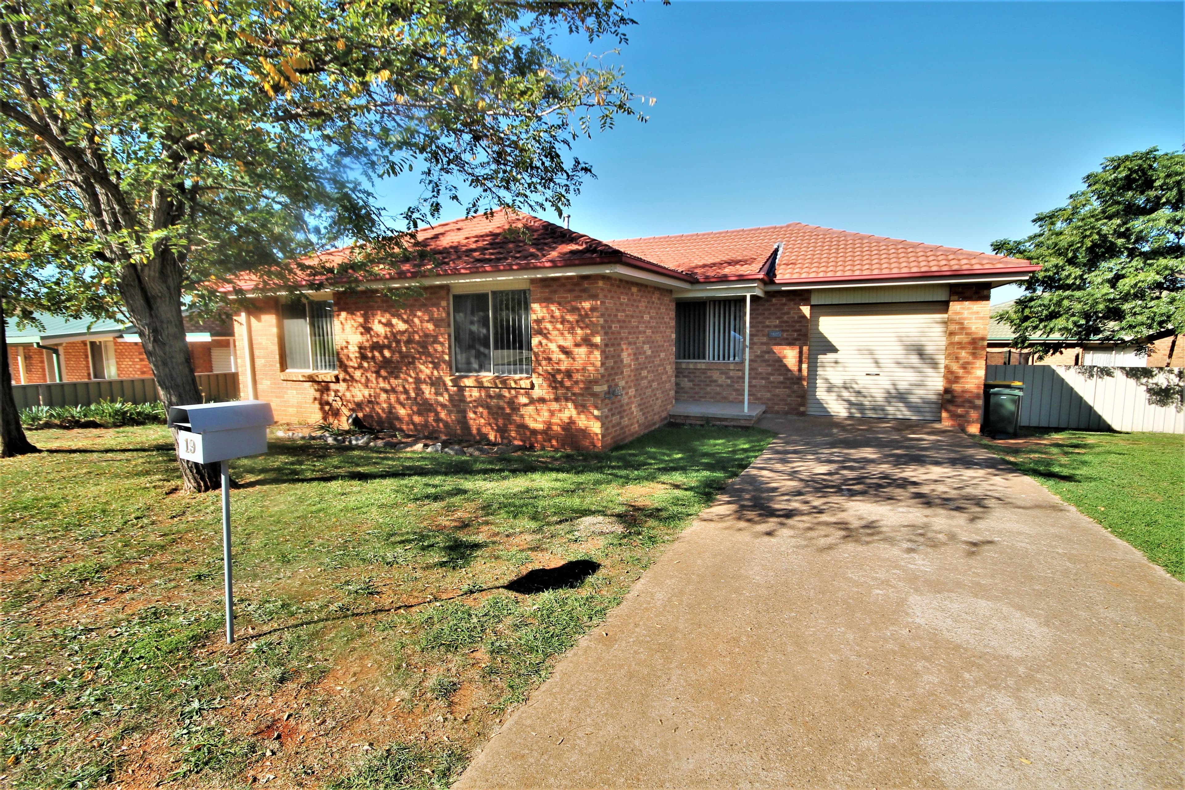 19 Hargreaves Crescent, Young - Image 1