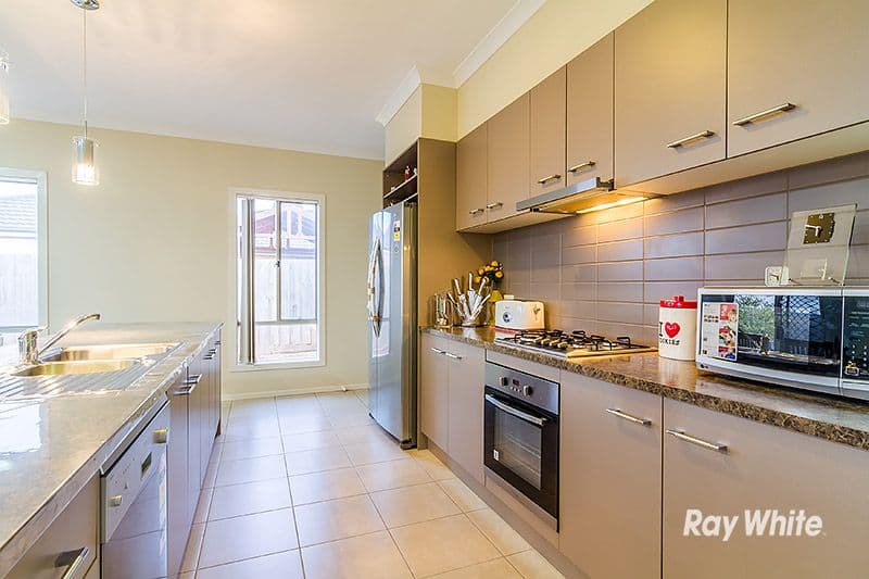 4 Kirwan Drive, Cranbourne East VIC 3977, Cranbourne East - Thumbnail 2