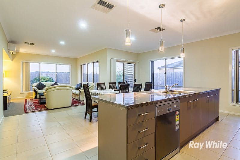 4 Kirwan Drive, Cranbourne East VIC 3977, Cranbourne East - Thumbnail 3