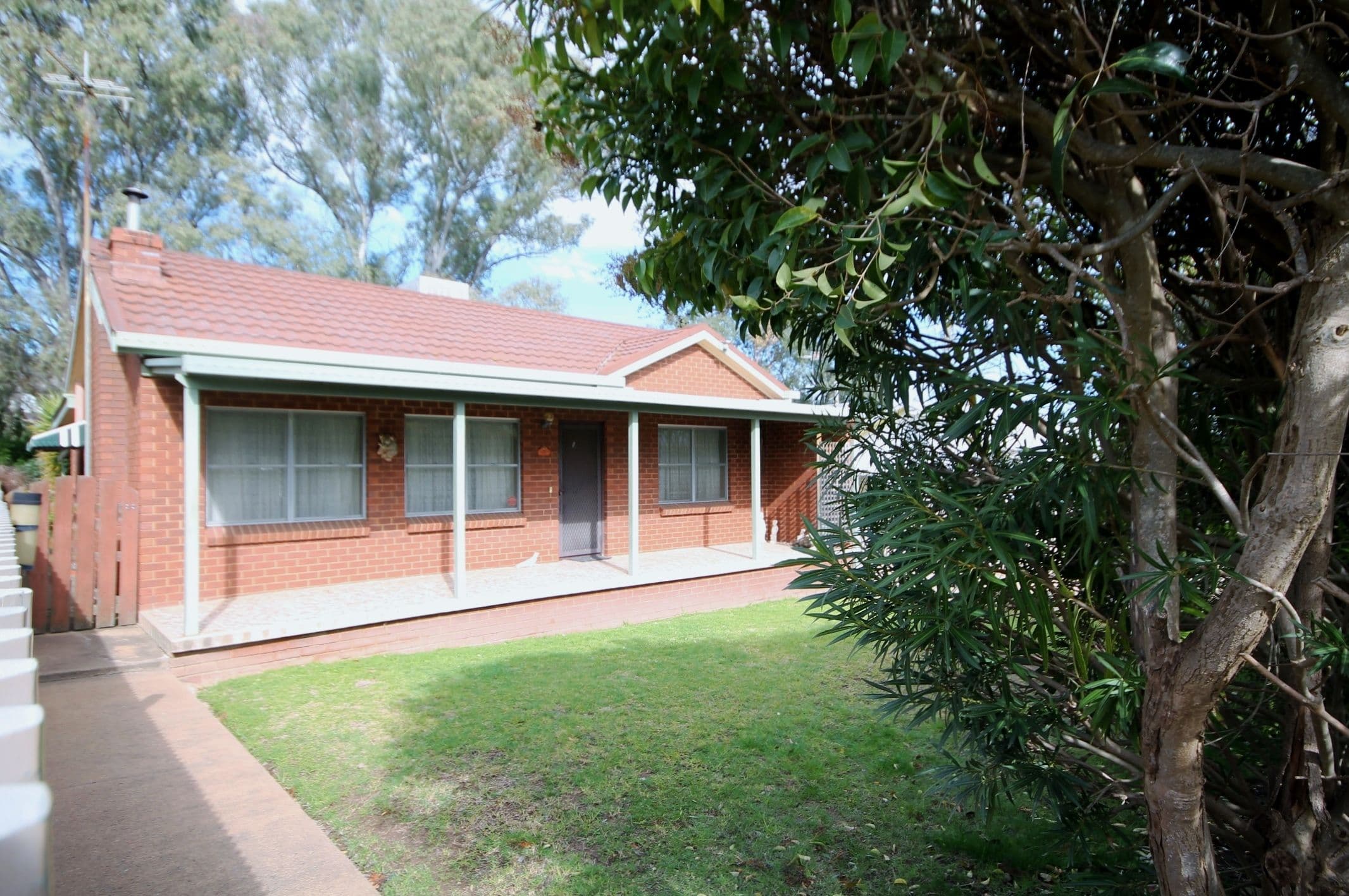 28 Spring Street, Young - Image 1