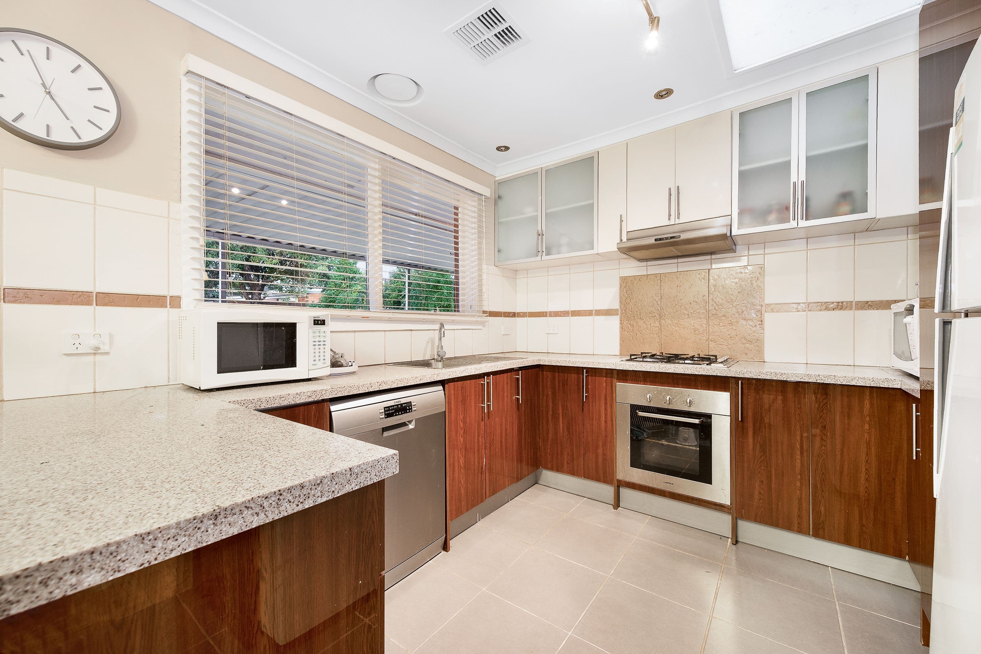 8 Emden Crescent, Mulgrave VIC 3170, Mulgrave - Thumbnail 2