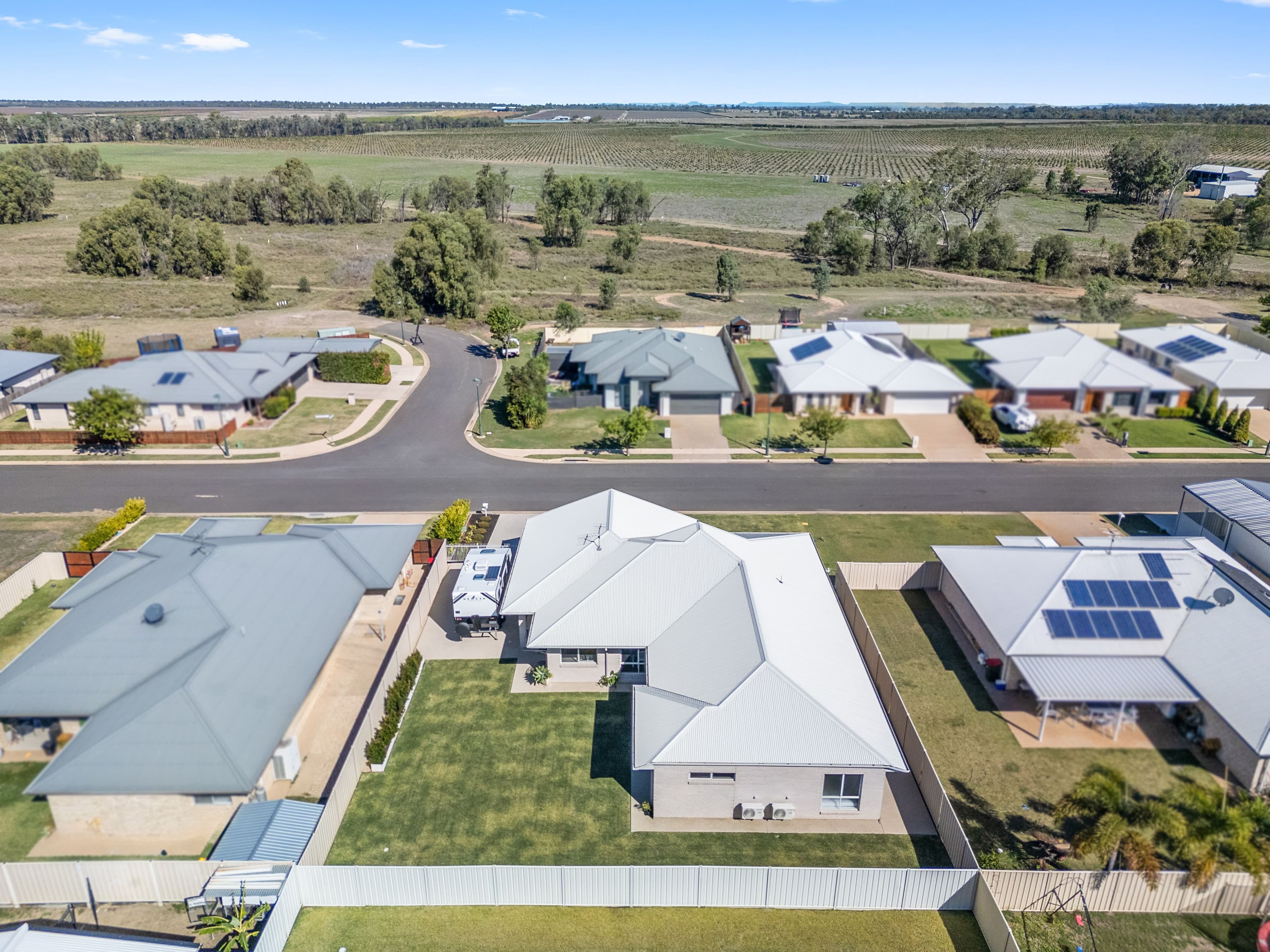 72 Canterbury Road, Emerald QLD 4720, Emerald - Thumbnail 3