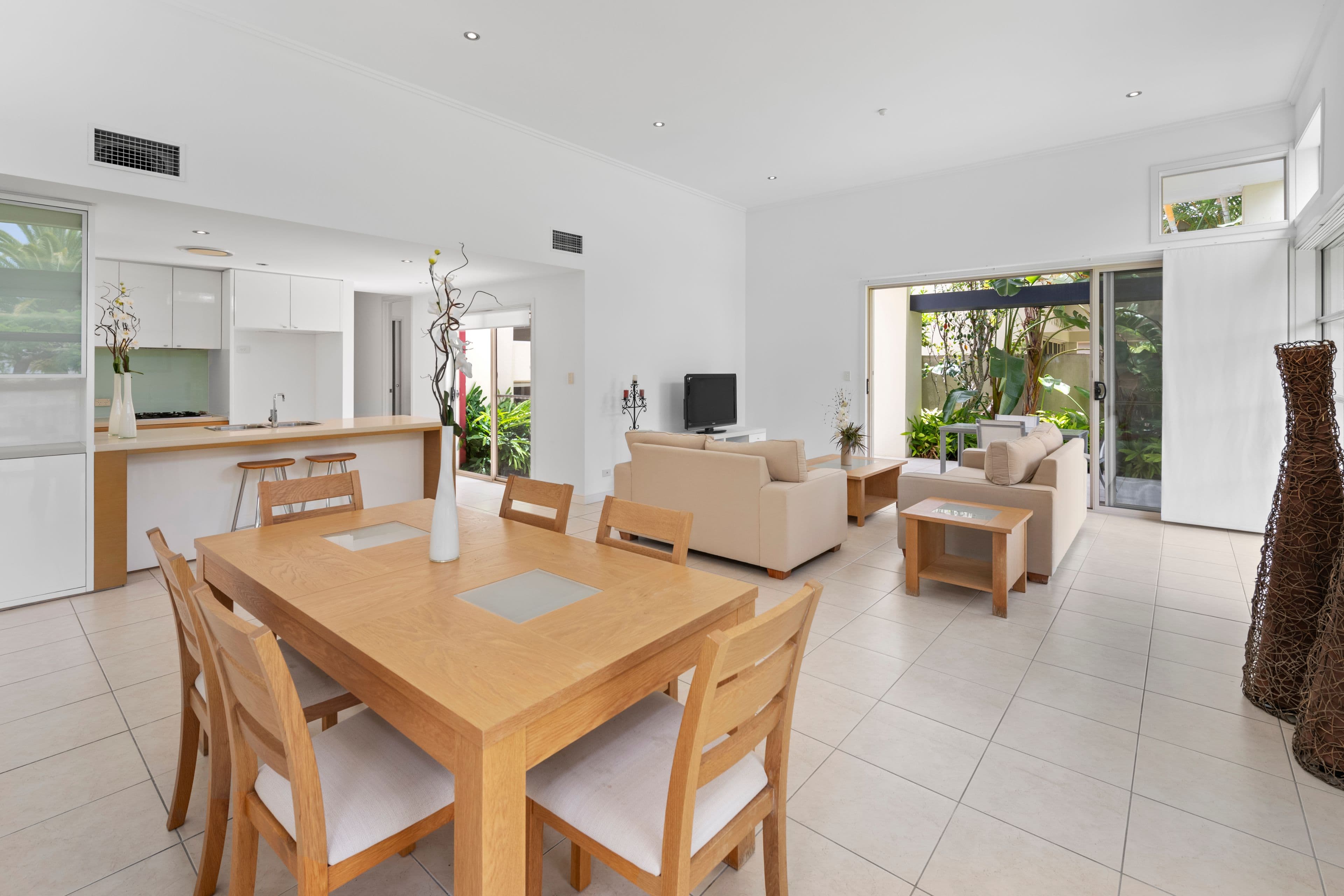 6044 Lucerne Circuit, Hope Island QLD 4212, Hope Island - Thumbnail 3