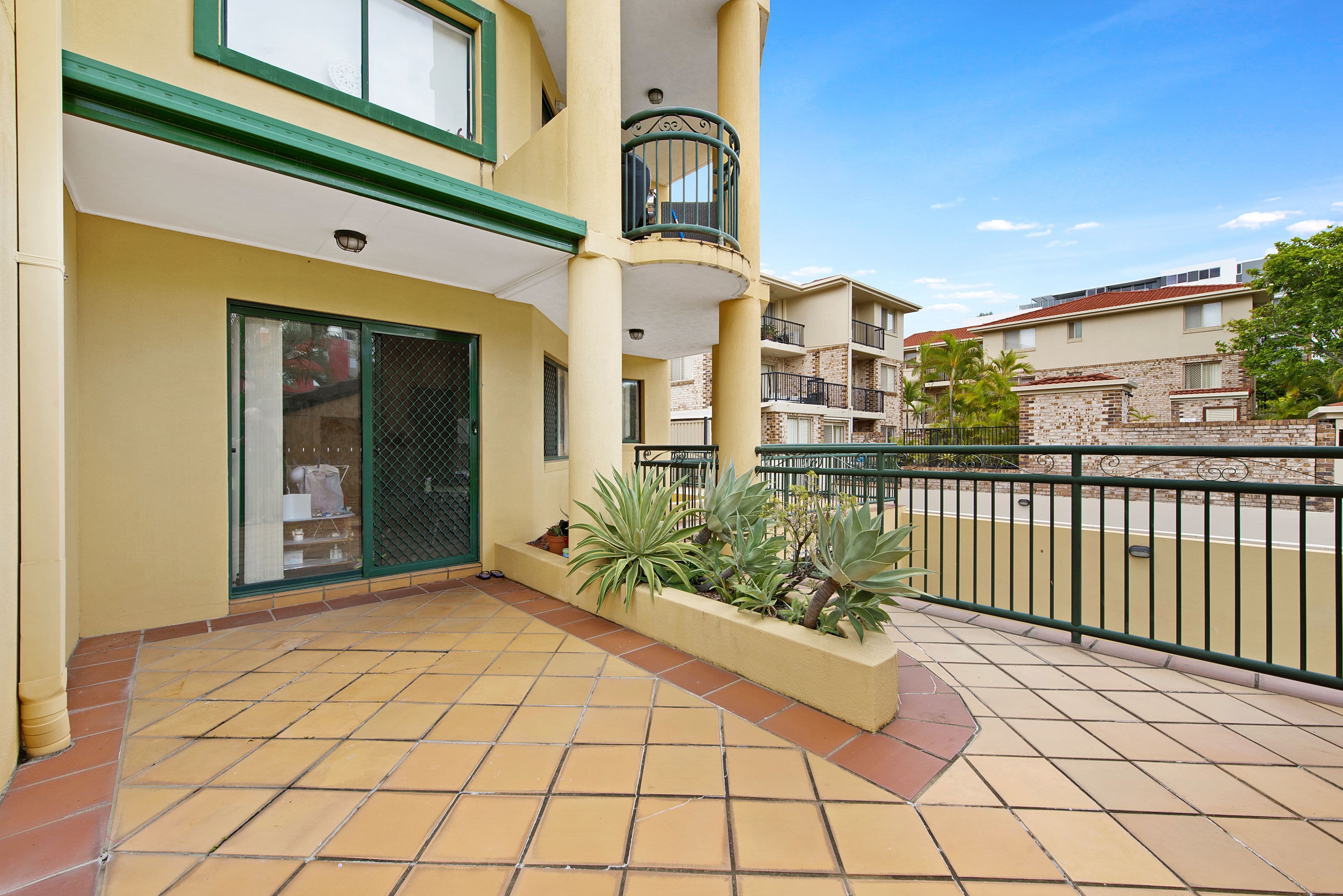 12 Spendelove Avenue, Southport QLD 4215, Southport - Thumbnail 2