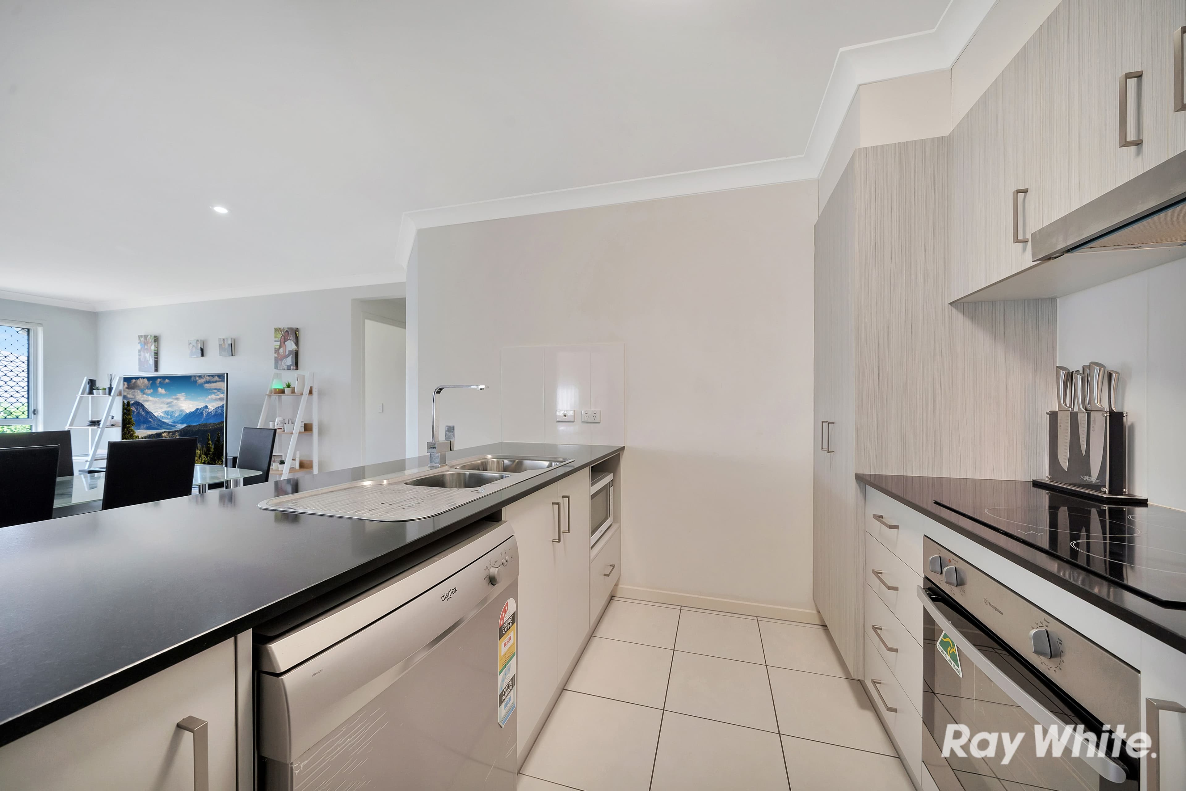 16 Foster Circuit, Hillcrest QLD 4118, Hillcrest - Thumbnail 3