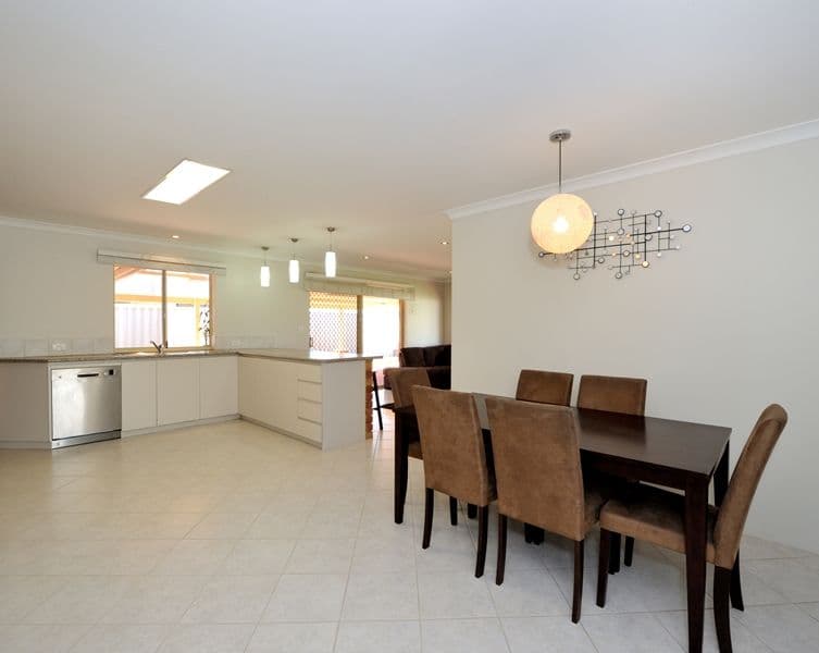 22 Manly Crescent, WARNBRO WA 6169, Warnbro - Thumbnail 2