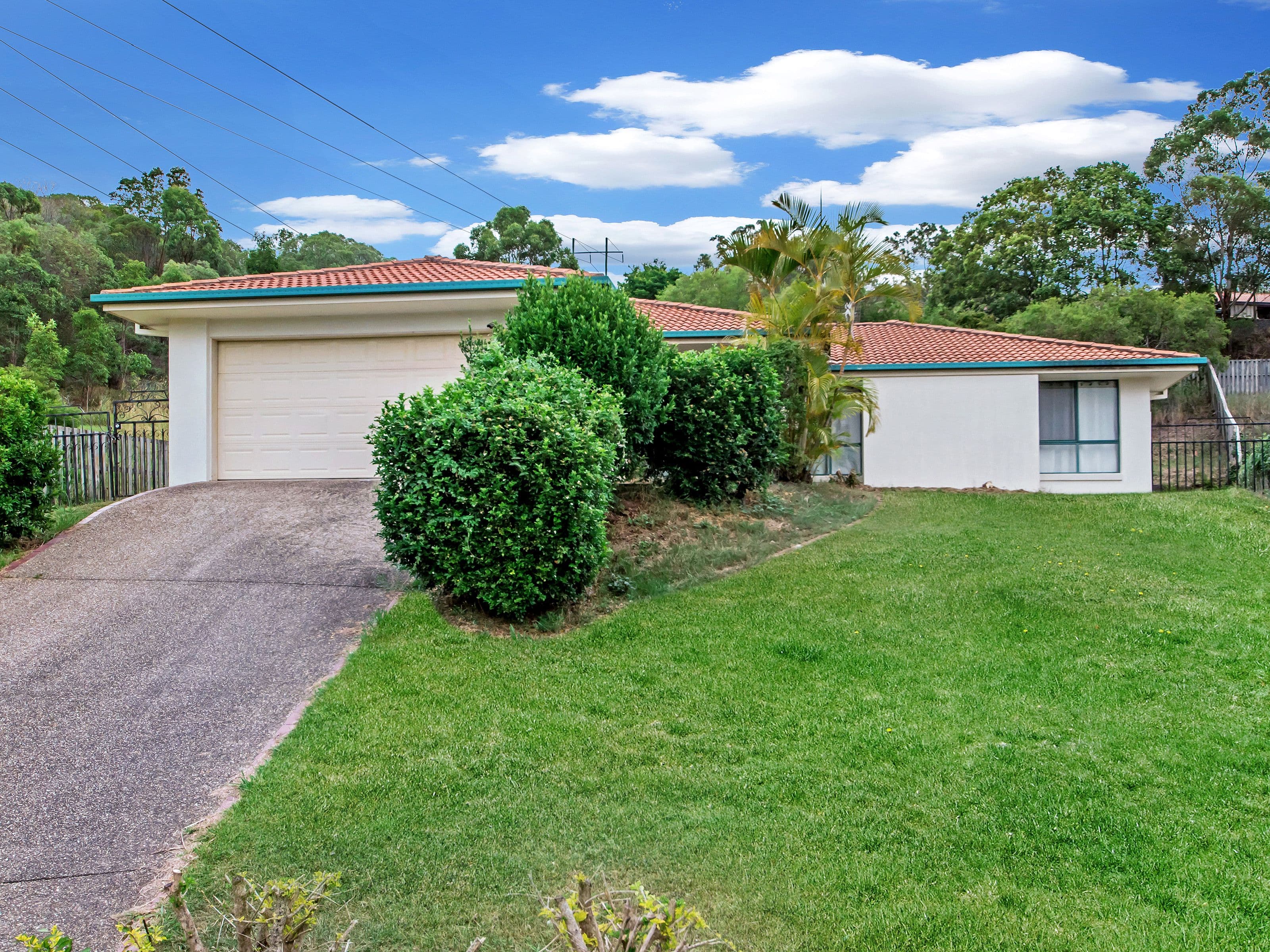 19 Hertford Crescent, Mudgeeraba QLD 4213, Mudgeeraba - Thumbnail 2